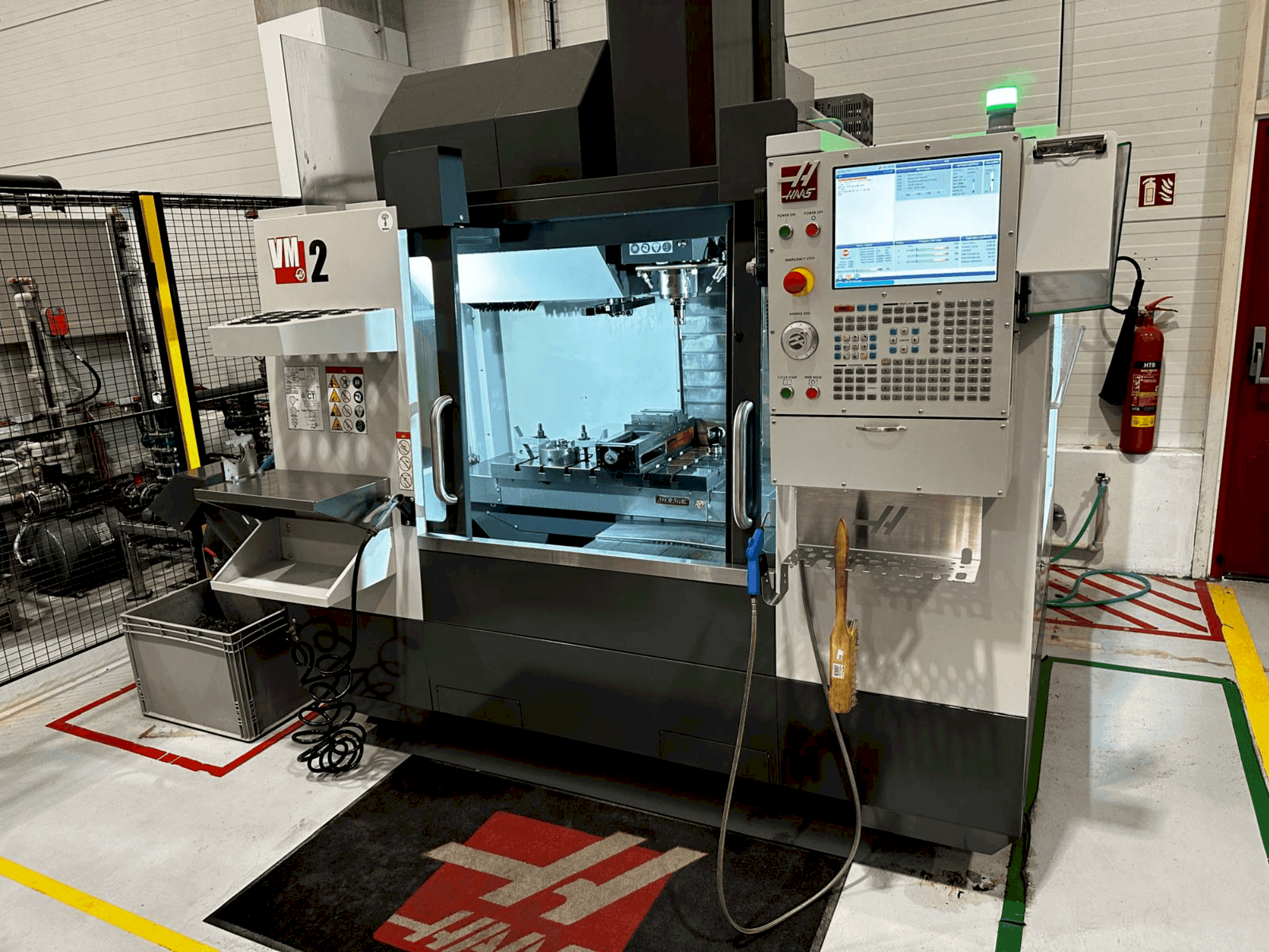 Vooraanzicht van HAAS VM-2 machine