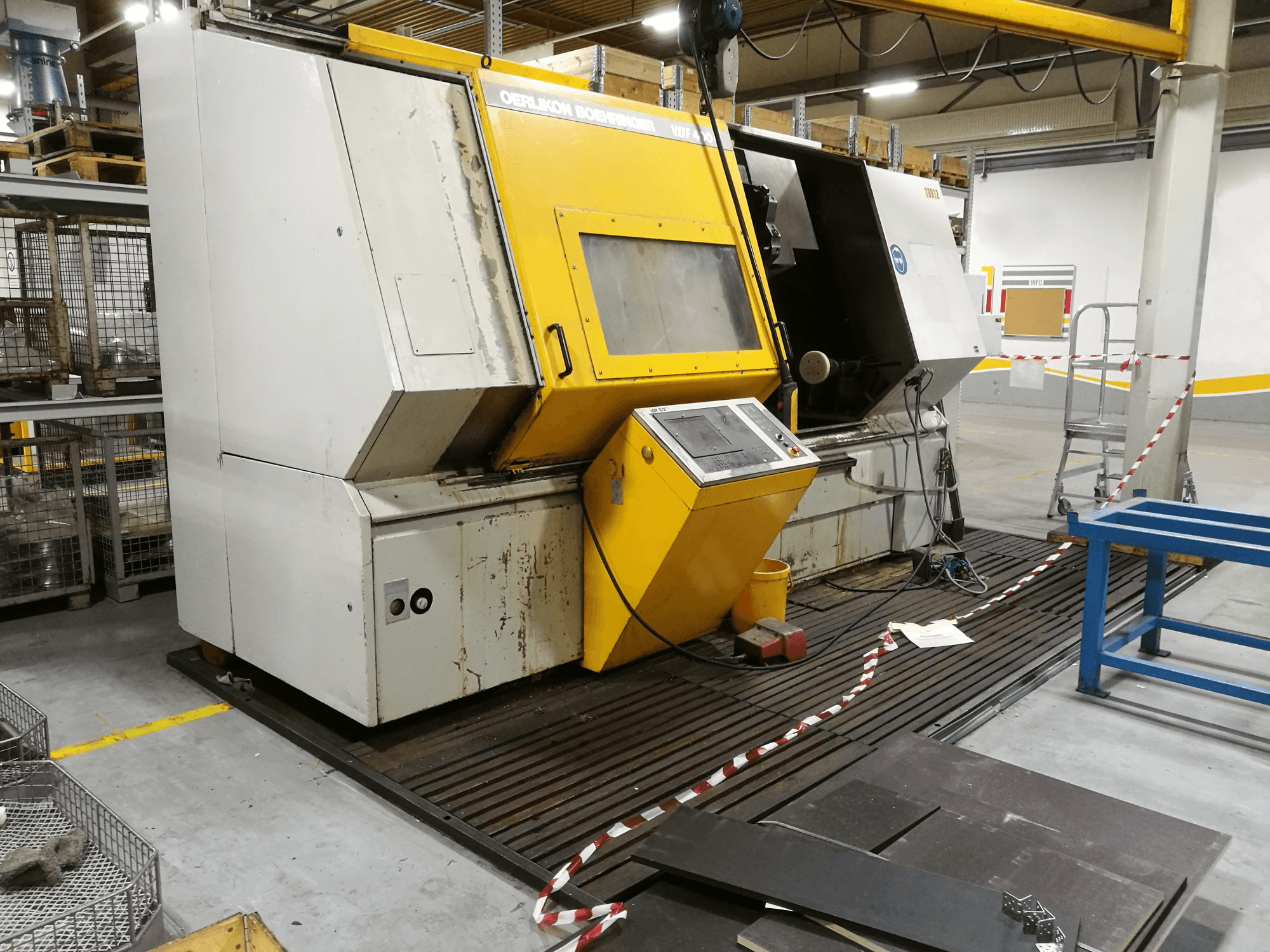 Links zicht van OERLIKON BOEHRINGER VDF400C-F machine