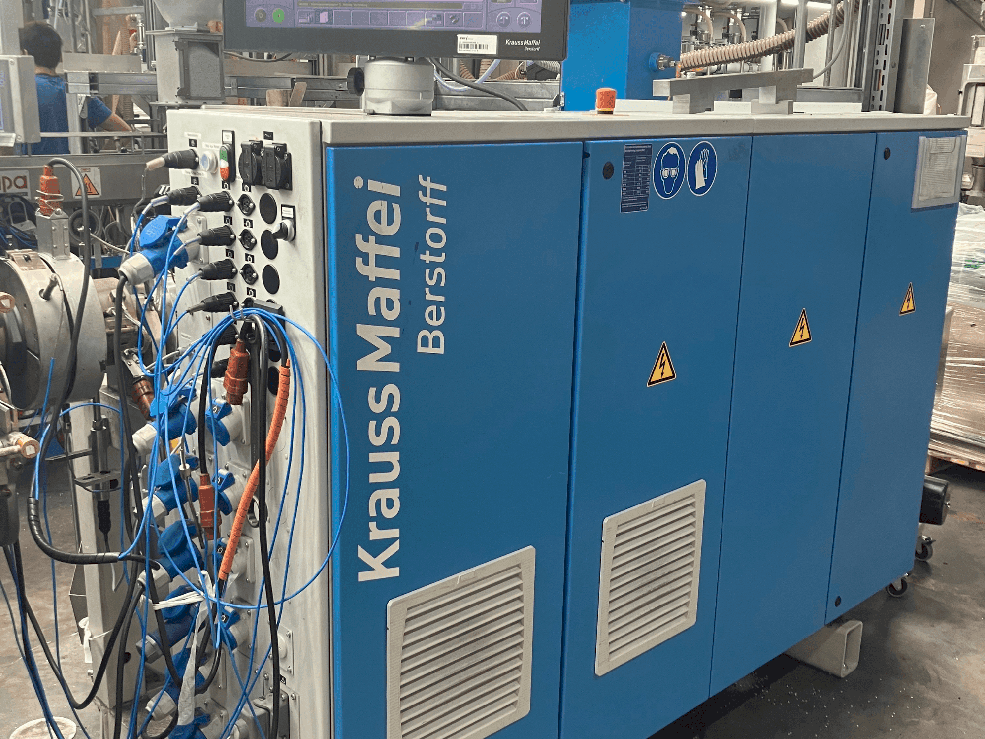 Vooraanzicht van Krauss Maffei KME 45 XS machine