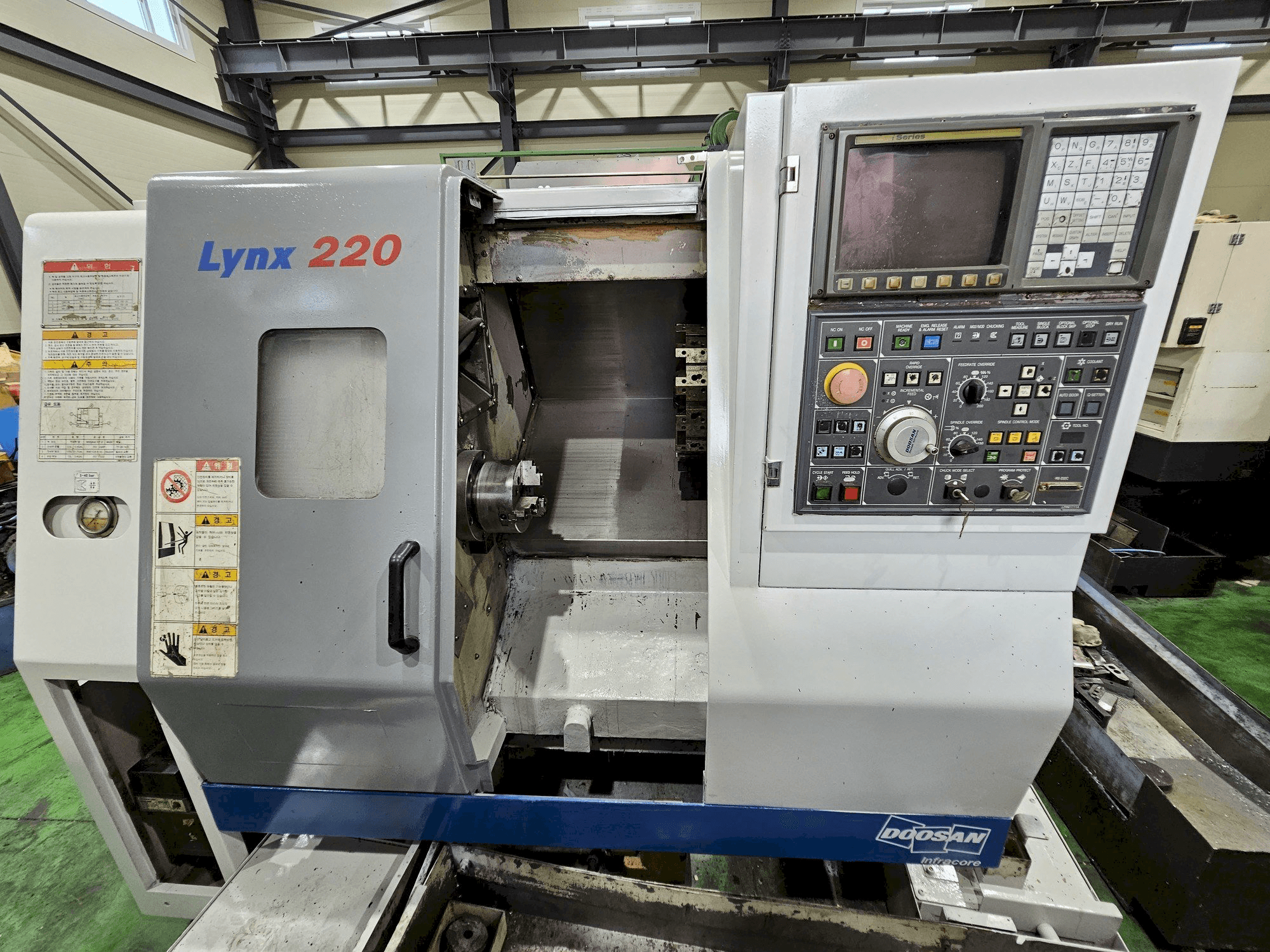 Vooraanzicht van Doosan Lynx 220A machine