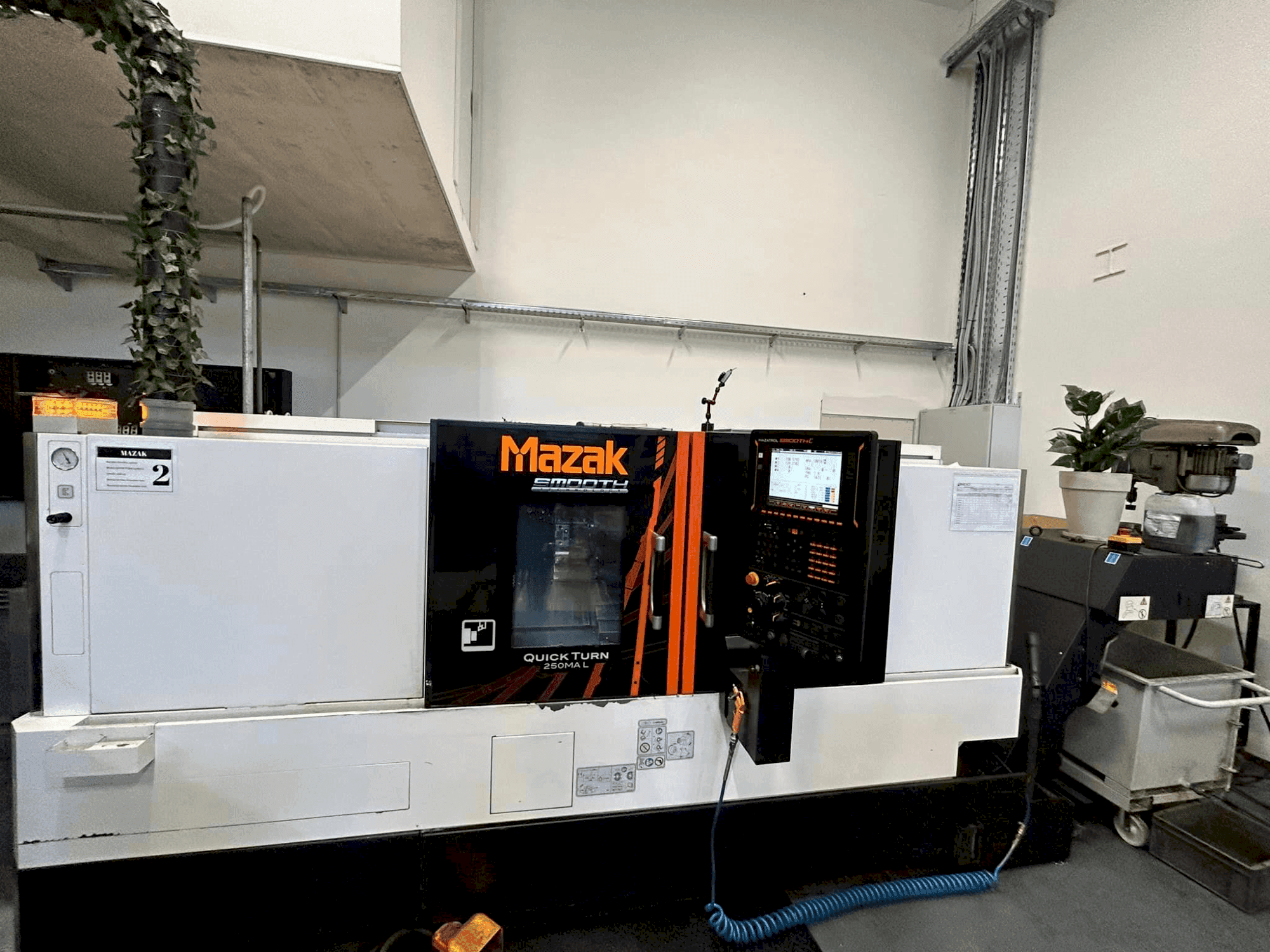 Vooraanzicht van Mazak QuickTurn 250MA L machine