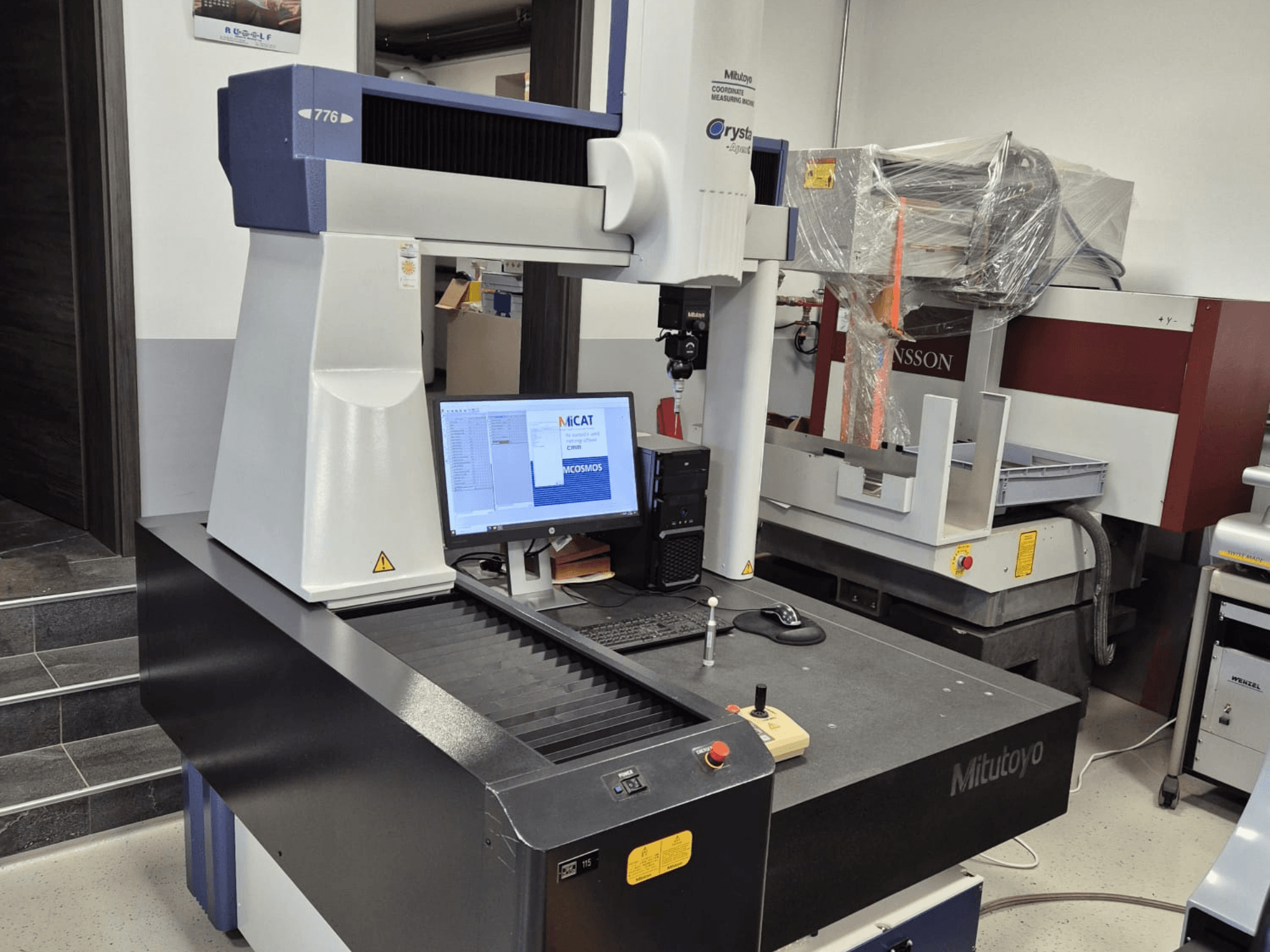 Mitutoyo model 776 coördinaten meetmachine in vooraanzicht, met een monitor waarop meetsoftware en bedieningselementen zichtbaar zijn.