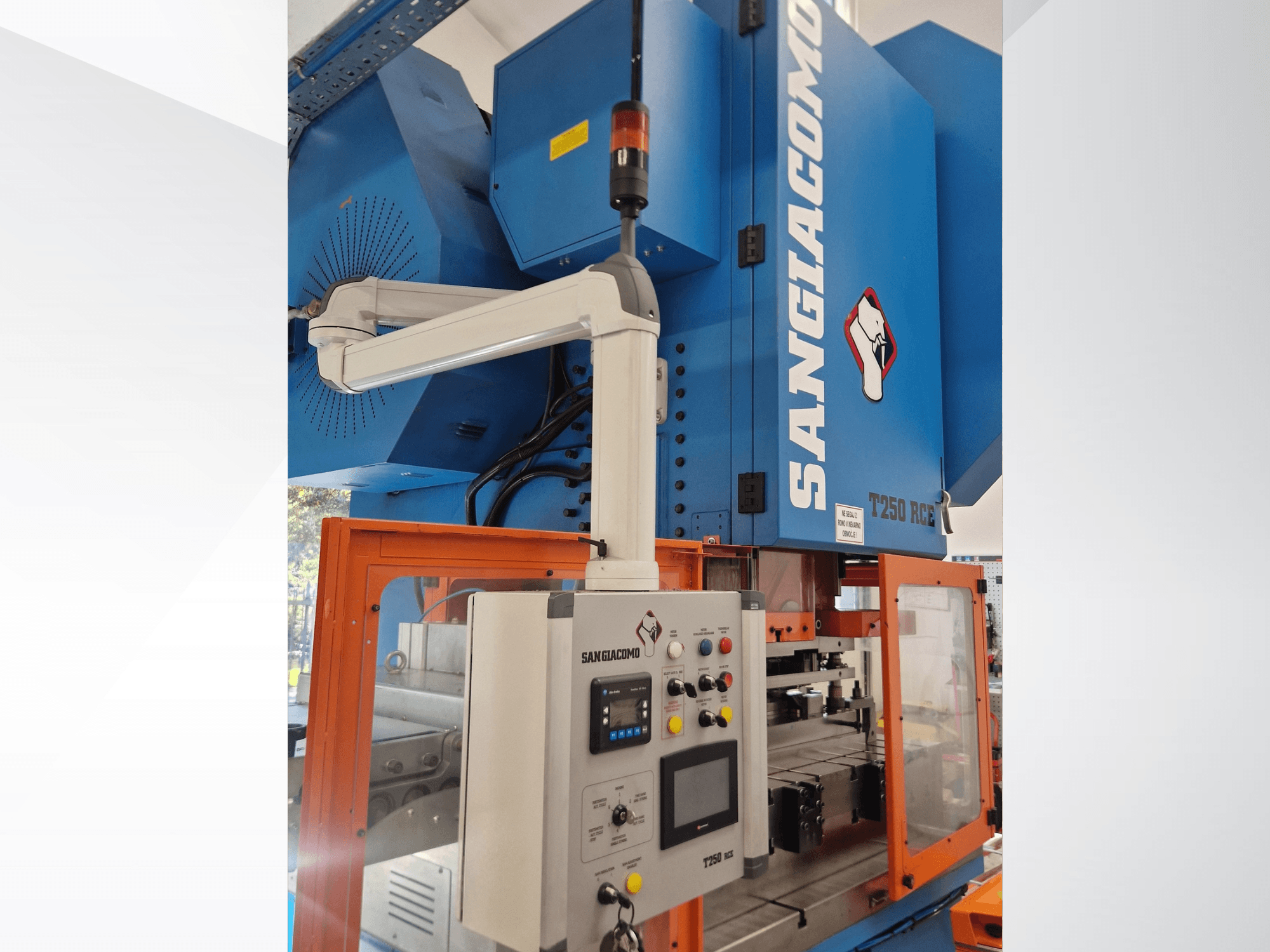 Mechanische stanspers SANGIACOMO T250 RCE, vooraanzicht met zichtbaar bedieningspaneel en veiligheidsafscherming, waarbij de bedieningselementen te zien zijn.