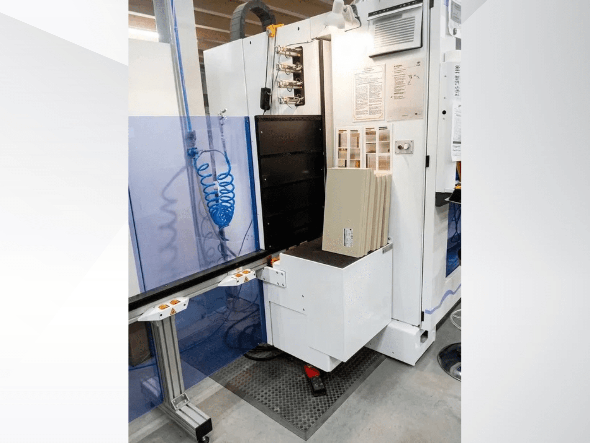 HOMAG OPTIMAT BHX 200 CNC-bewerkingscentrum, vooraanzicht met het bedieningspaneel en de materiaaloplaadruimte.