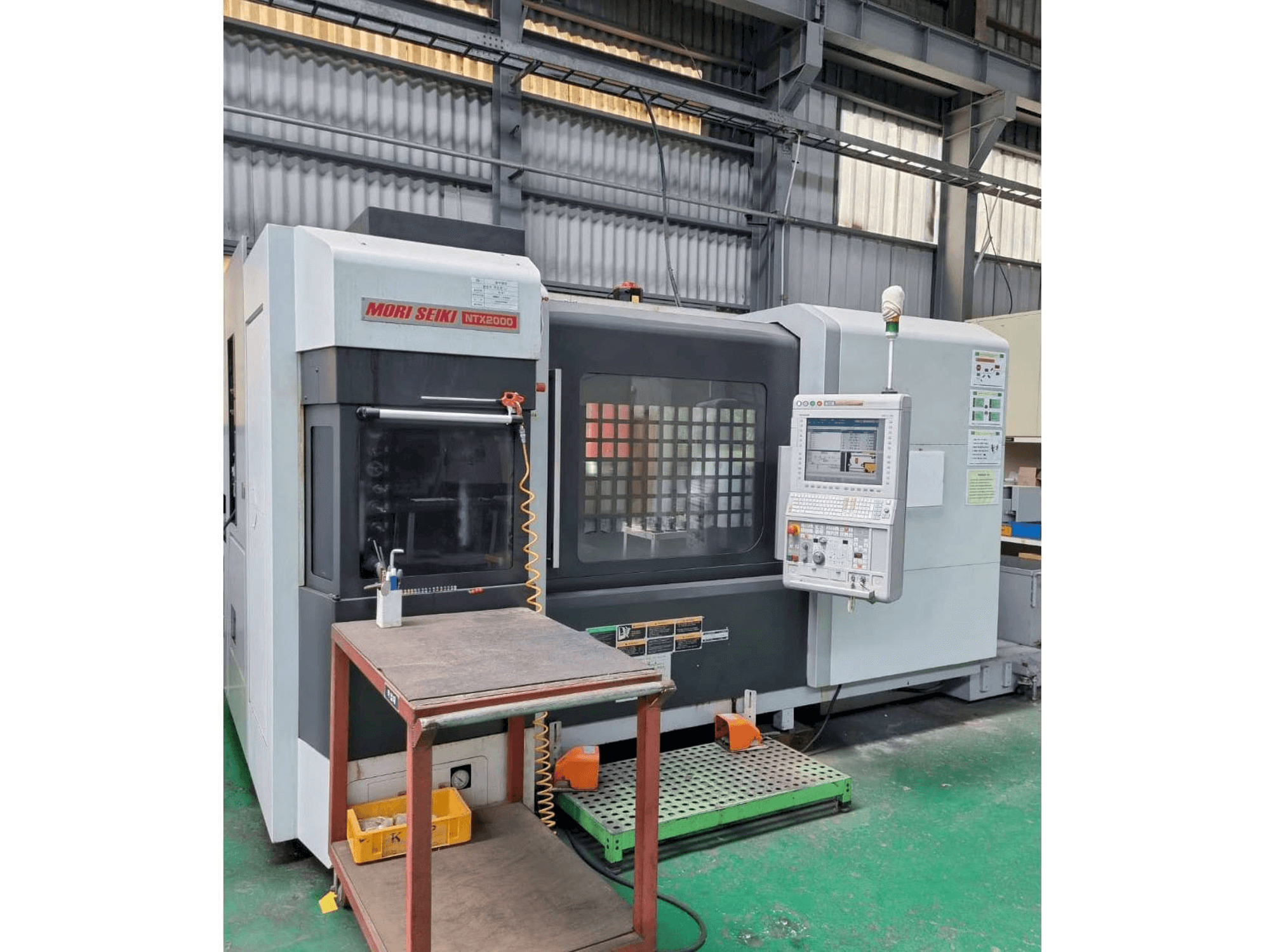 Vooraanzicht van DMG Mori Seiki NTX2000/1500S machine