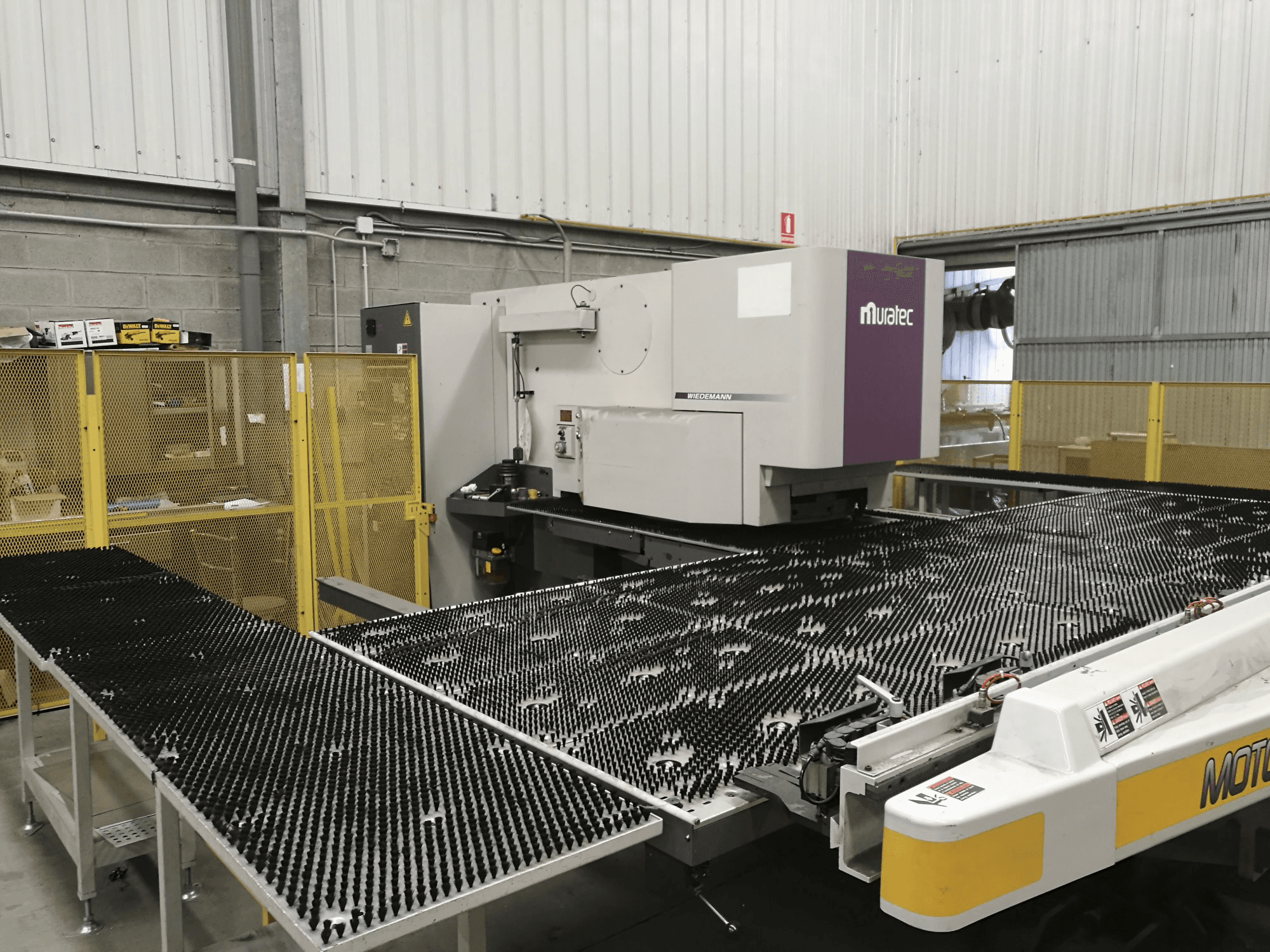 Links zicht van Murata Wiedemann M-2558-T machine