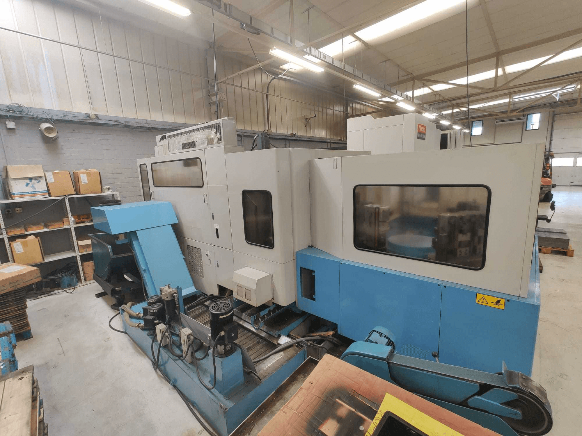 Vooraanzicht van Mazak H400 machine