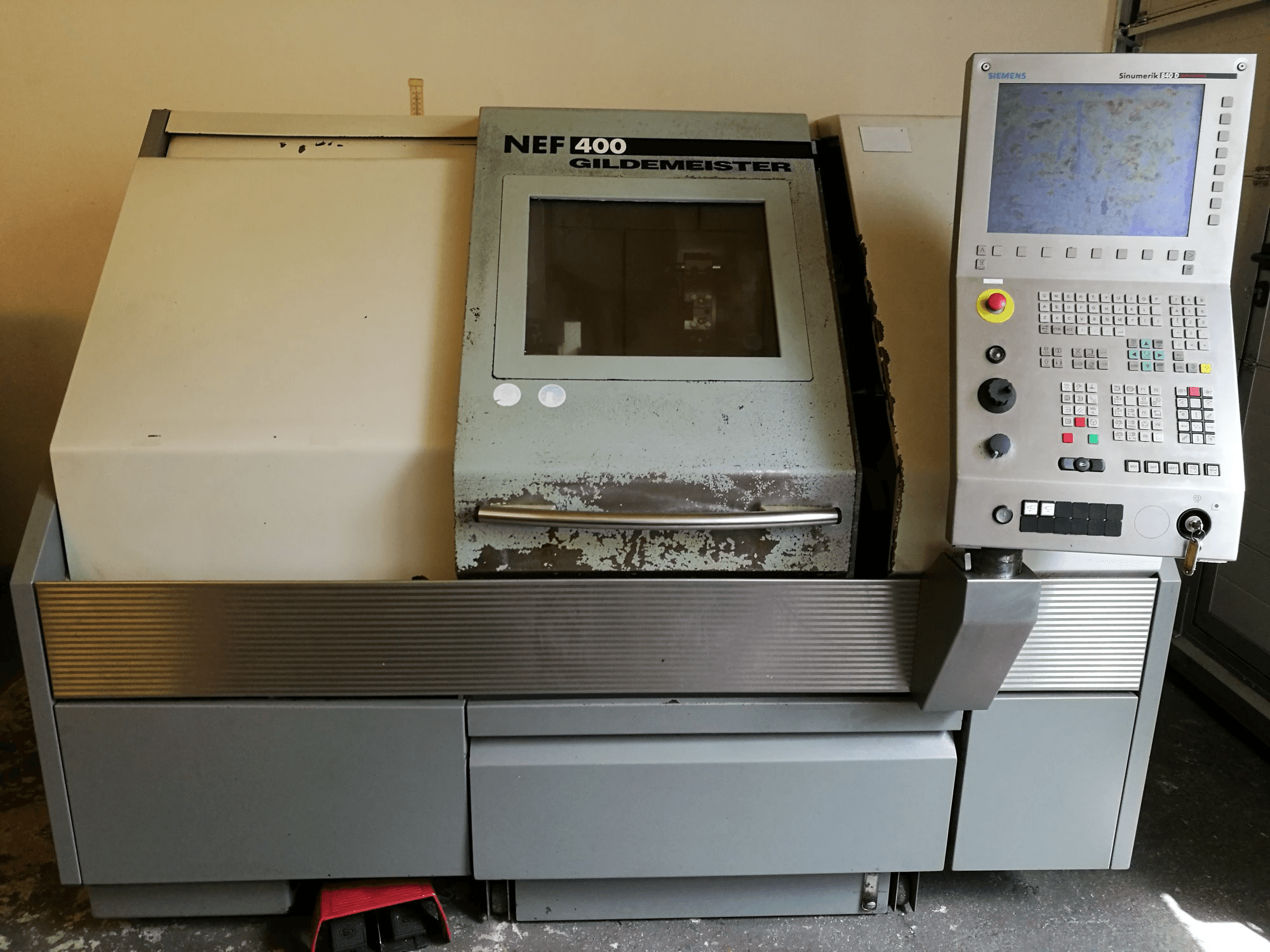 Vooraanzicht van Gildemeister NEF 400 machine