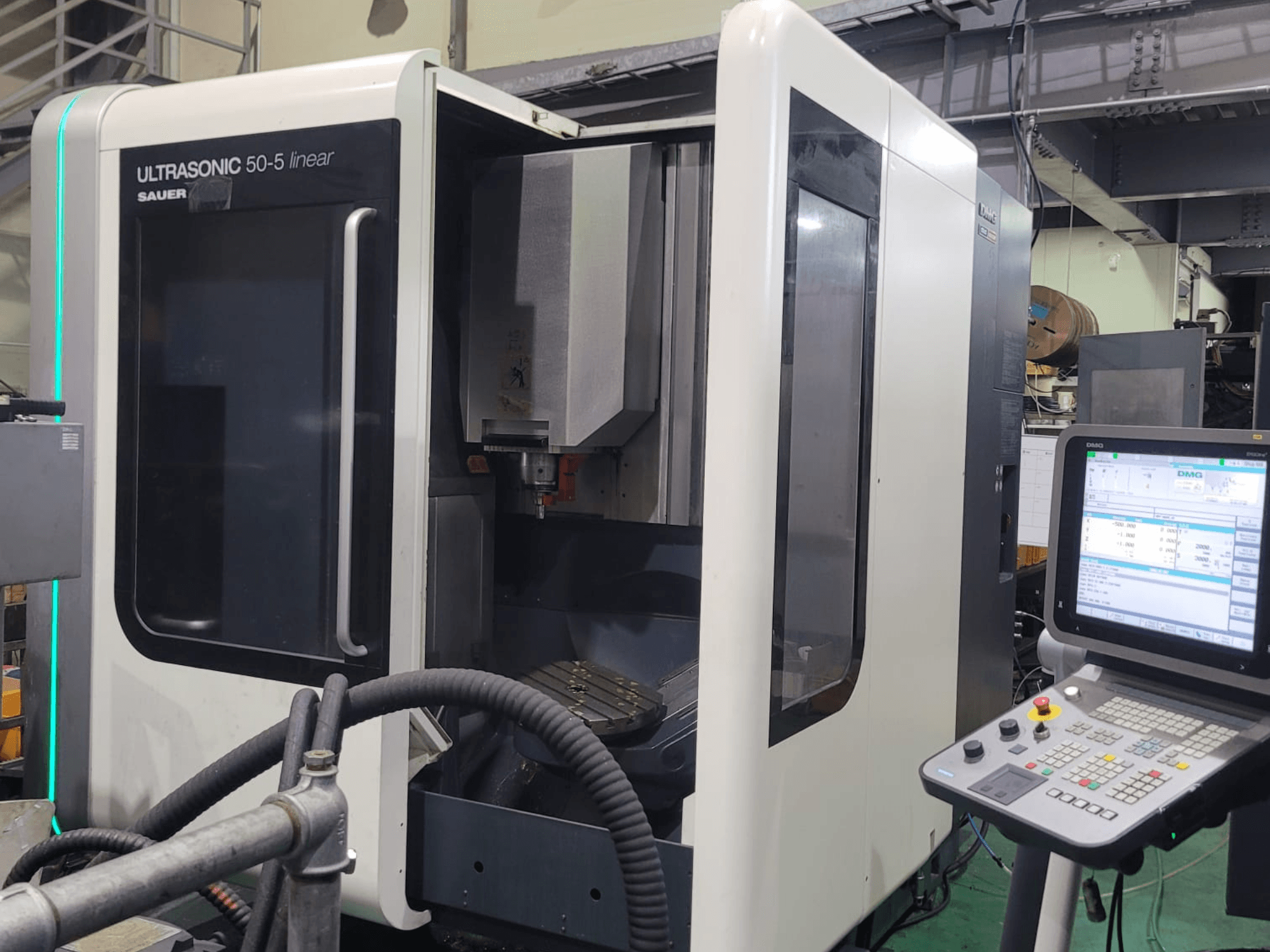 DMG ULTRASONIC 50-5 lineair universeel bewerkingscentrum, vooraanzicht met bedieningspaneel en zichtbaar werkgebied.