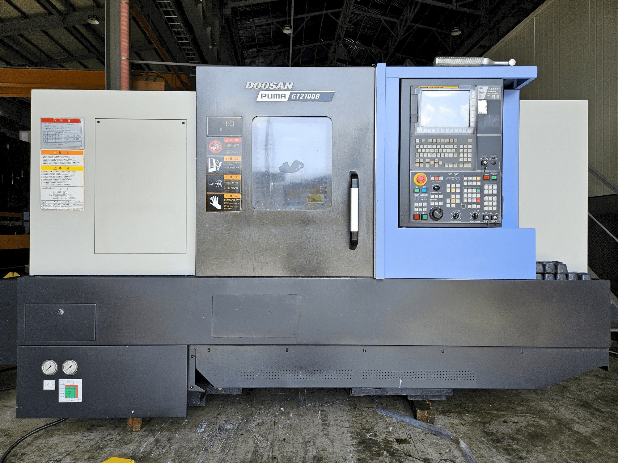 Vooraanzicht van DOOSAN GT2100B machine