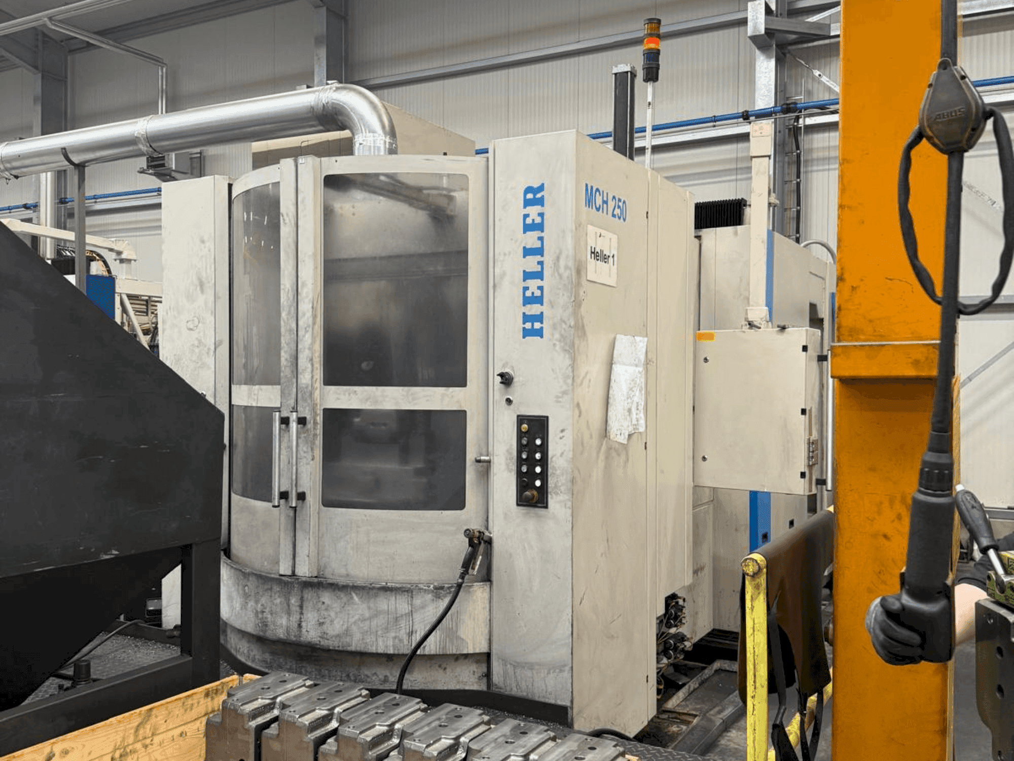 Vooraanzicht van HELLER MCH 250 machine