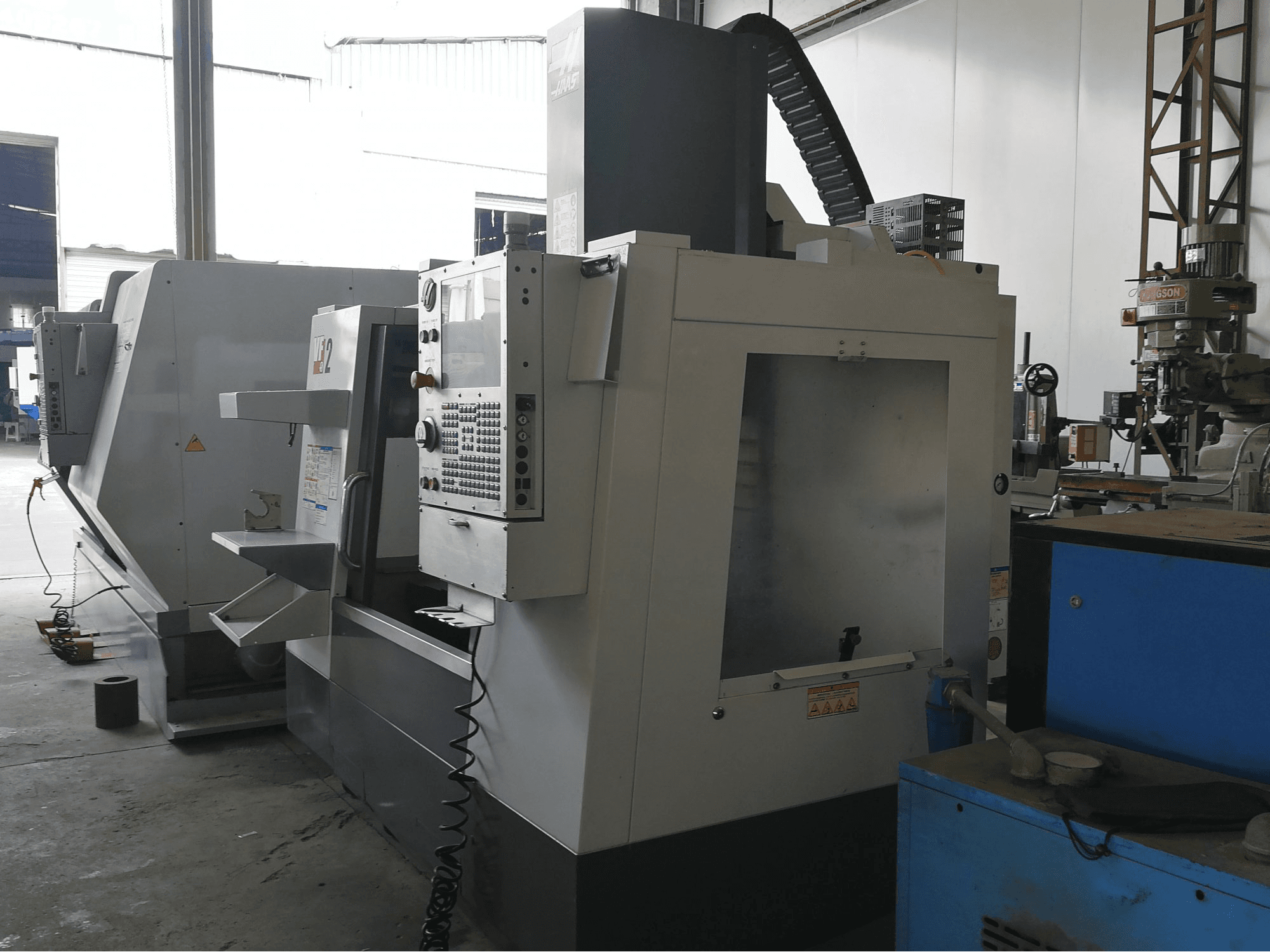 Recht aanzicht van HAAS VF-2 machine
