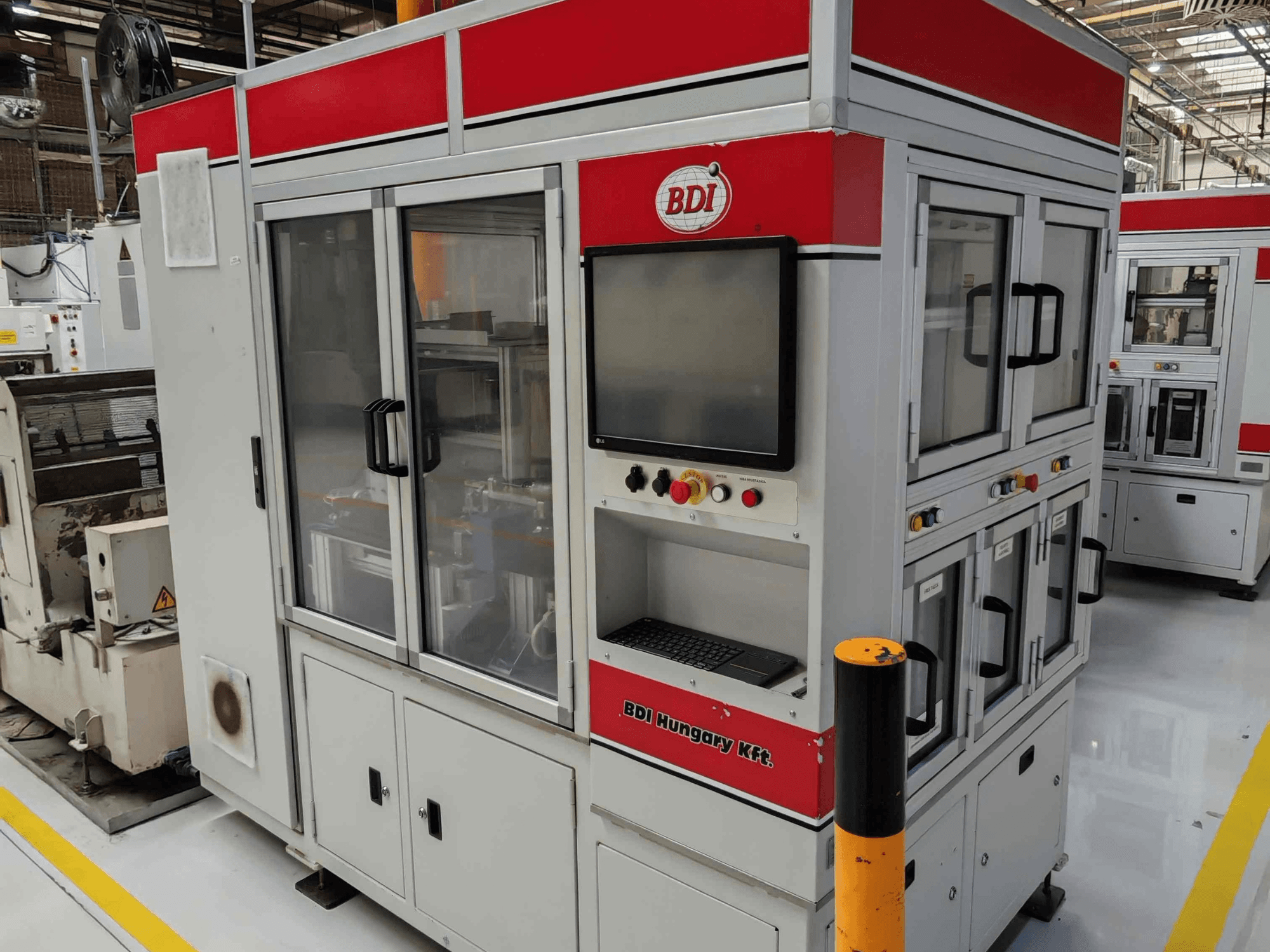 Cilindrische slijpmachine van Estarta, model 318 MV, vooraanzicht met bedieningspaneel en glazen deuren voor inspectie.