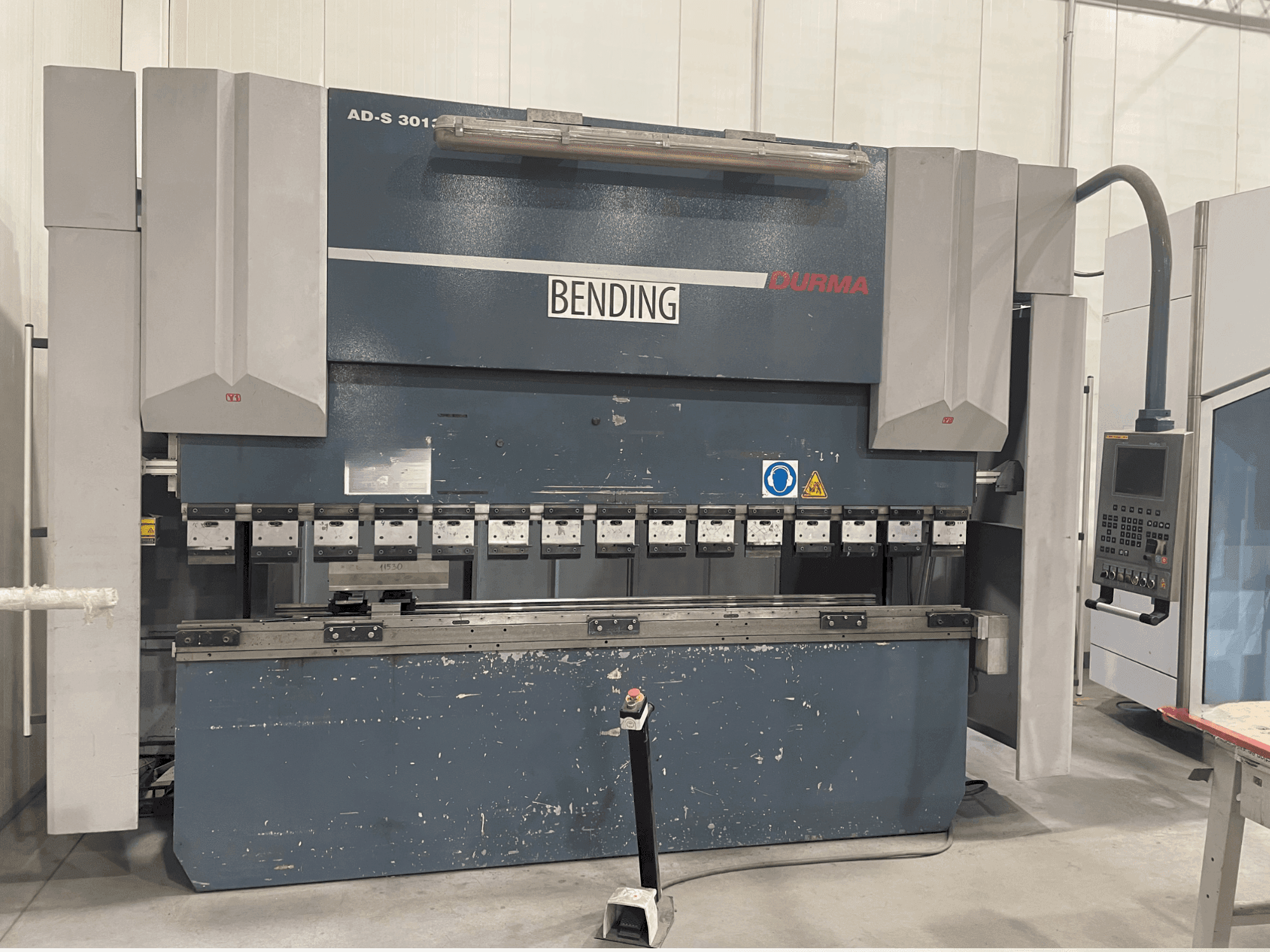 Vooraanzicht van Durma AD-S 30135 machine