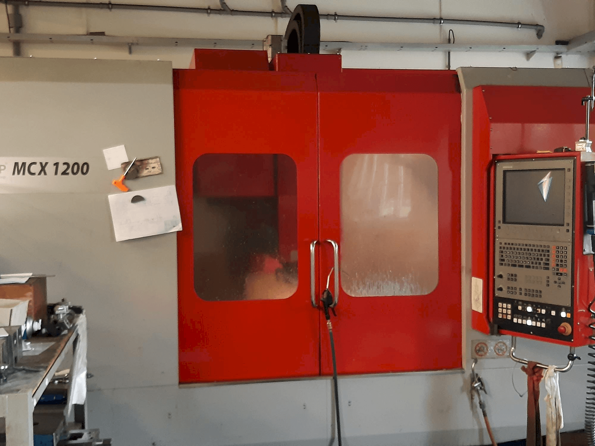 Vooraanzicht van EMCO MCX 1200 machine