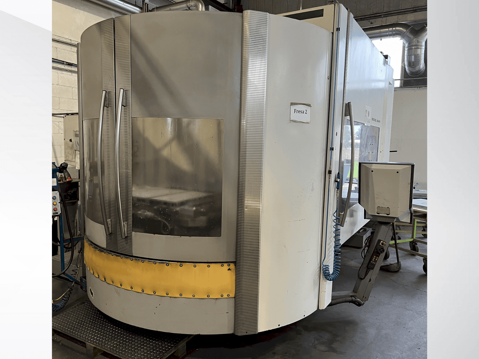 Vooraanzicht van DMG DECKEL MAHO DMC 125 U machine