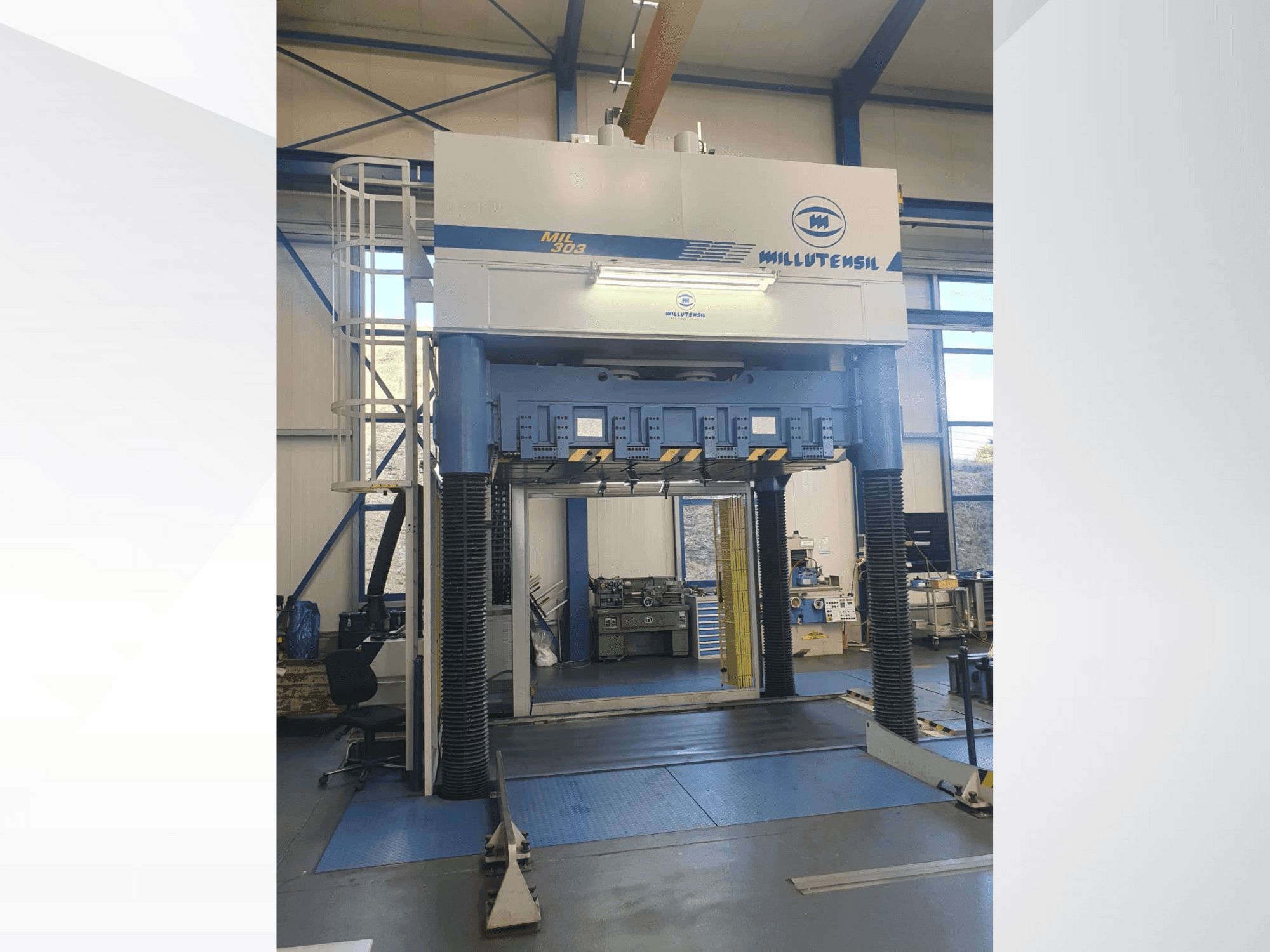 Vooraanzicht van MILLUTENSIL Mil 303 machine