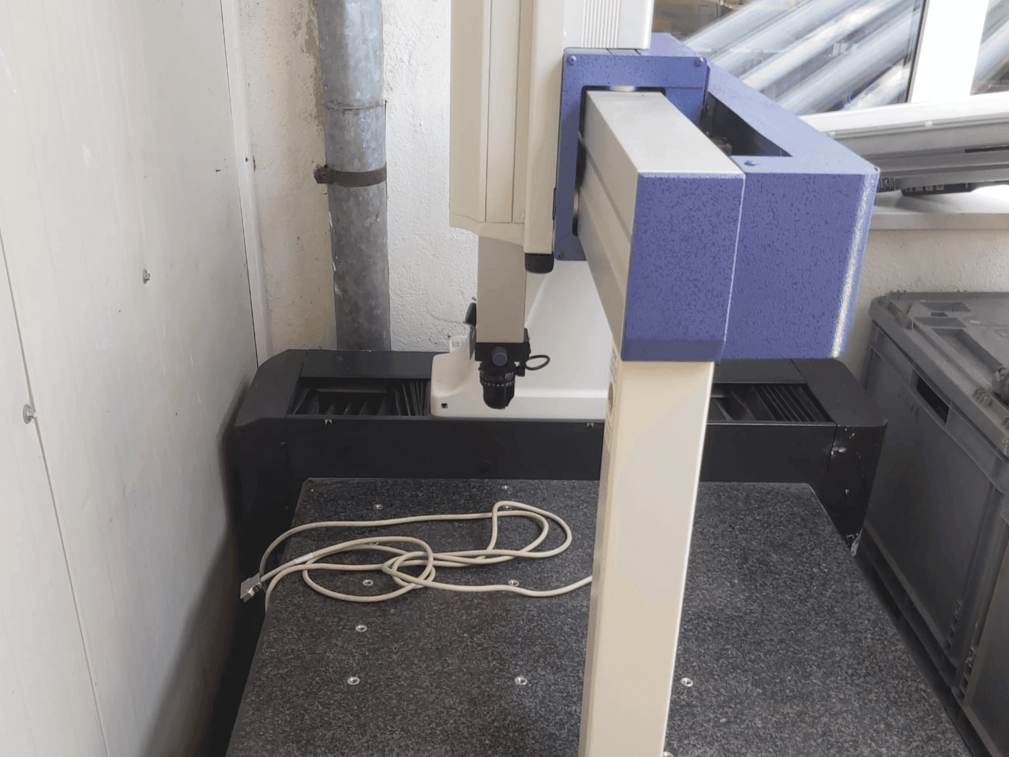 Vooraanzicht van Mitutoyo Crysta-Plus M443 machine