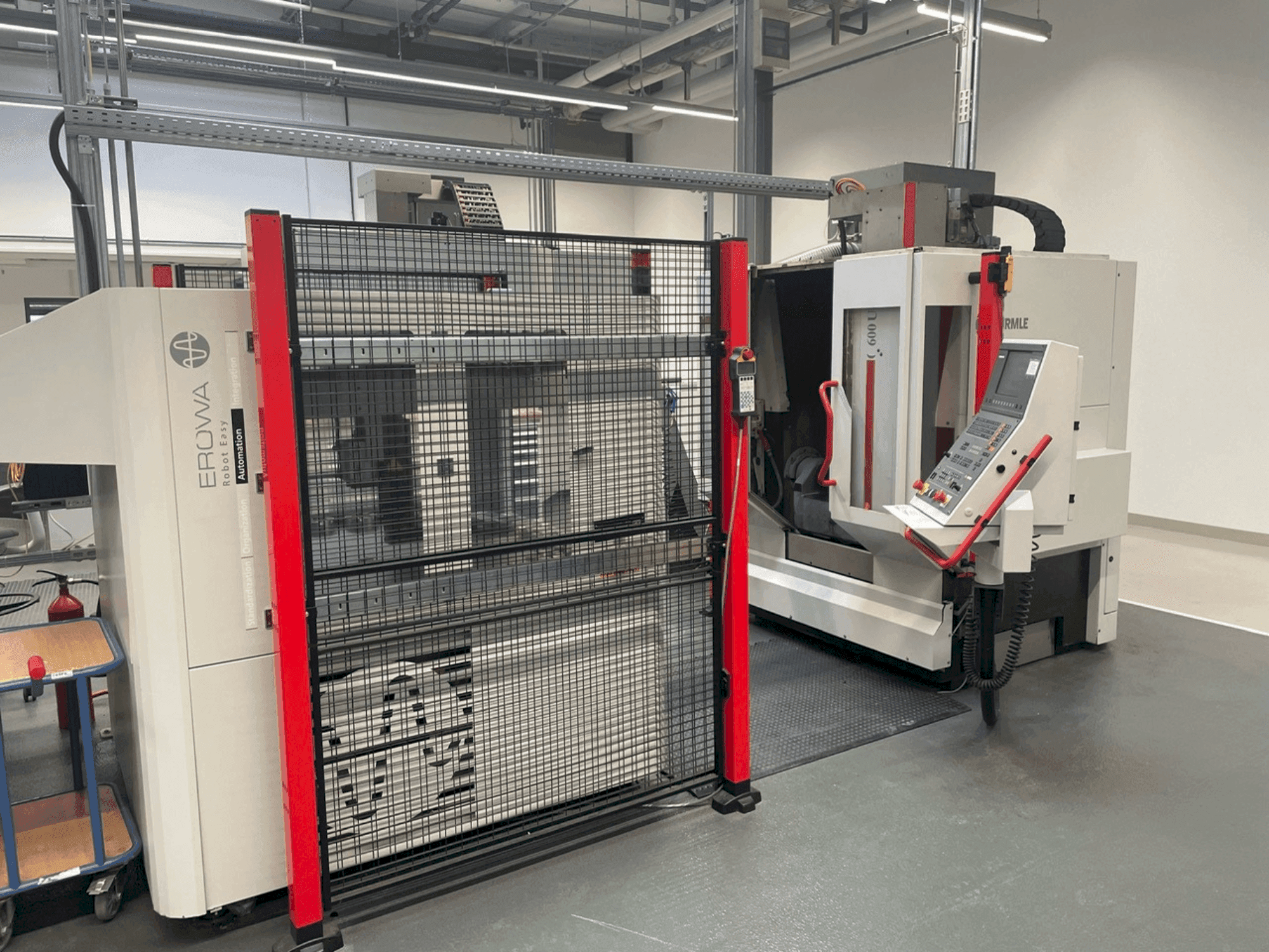 Vooraanzicht van HERMLE C 600-U + EROWA Robot easy automation machine