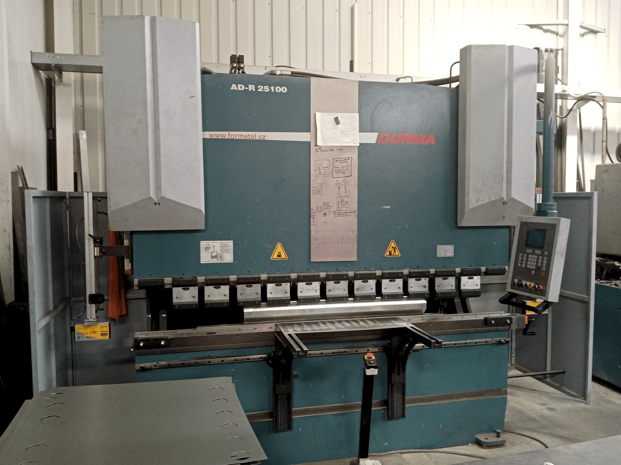 Vooraanzicht van Durma AD-R 25100 machine