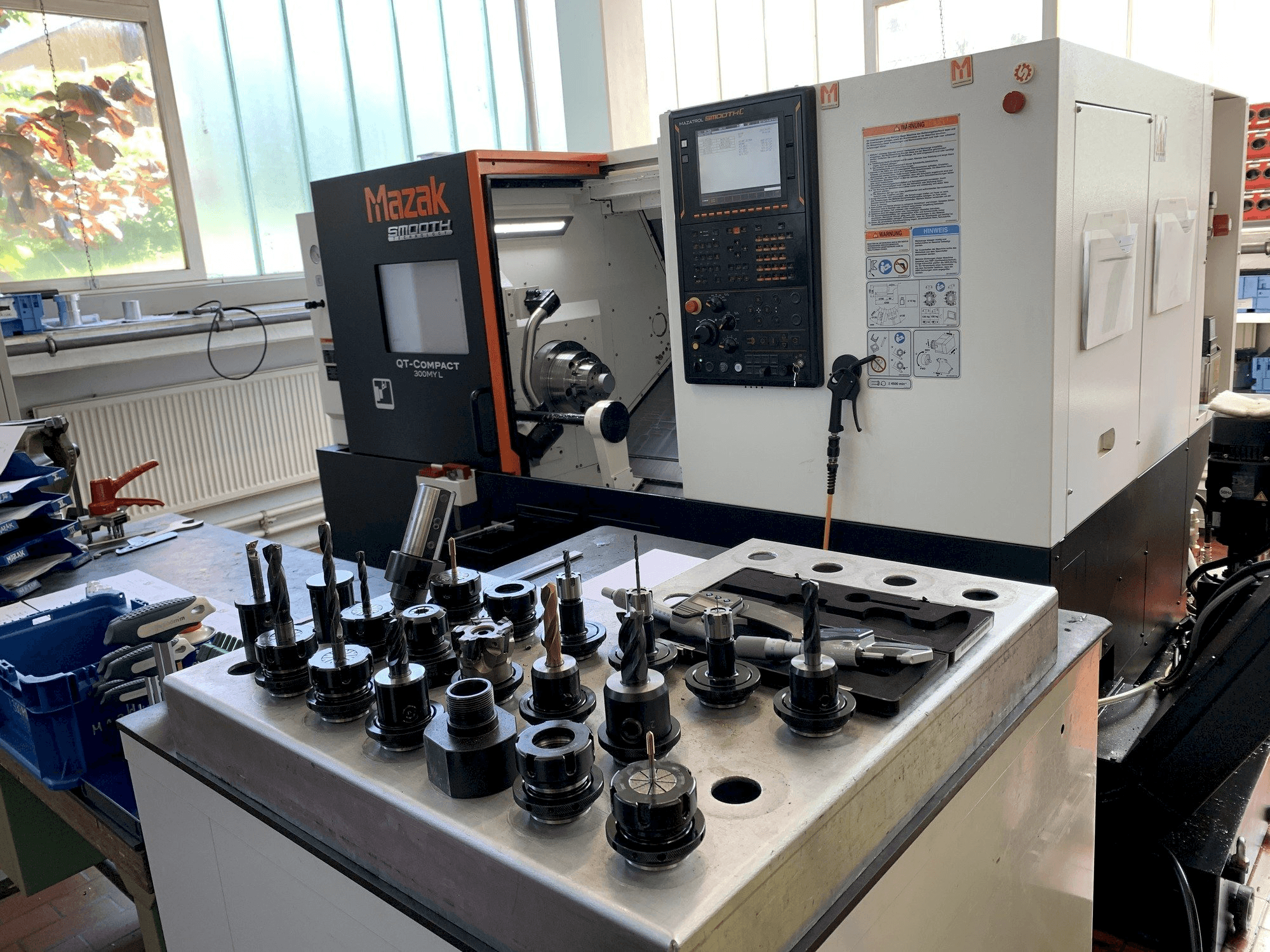 Vooraanzicht van Mazak QTC 300MY L500 machine