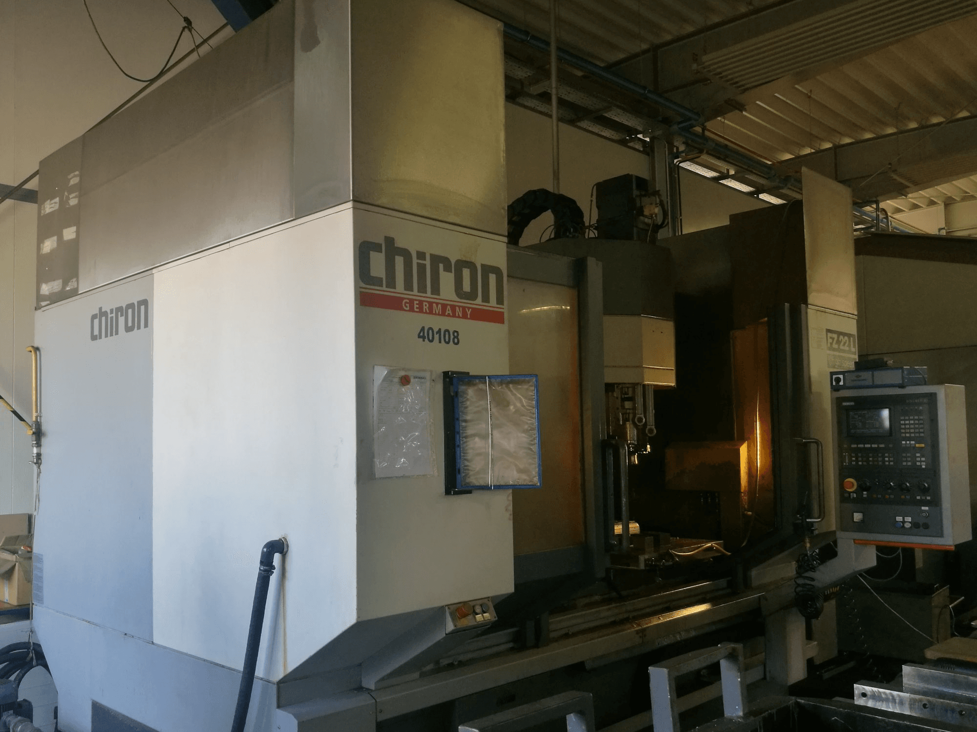 Recht aanzicht van Chiron FZ 18L machine