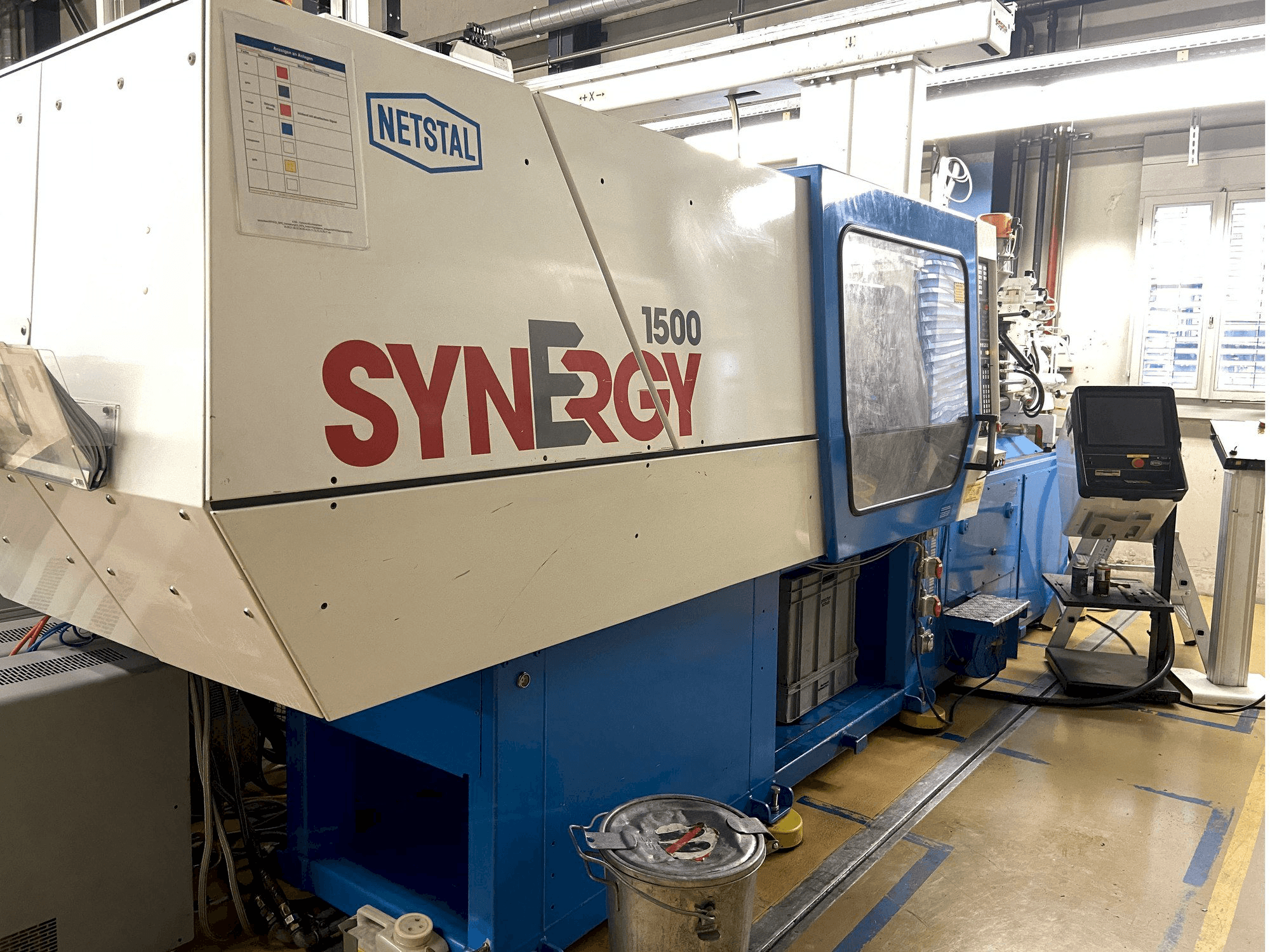Vooraanzicht van Netstal SYNERGY 1500 K 460 machine