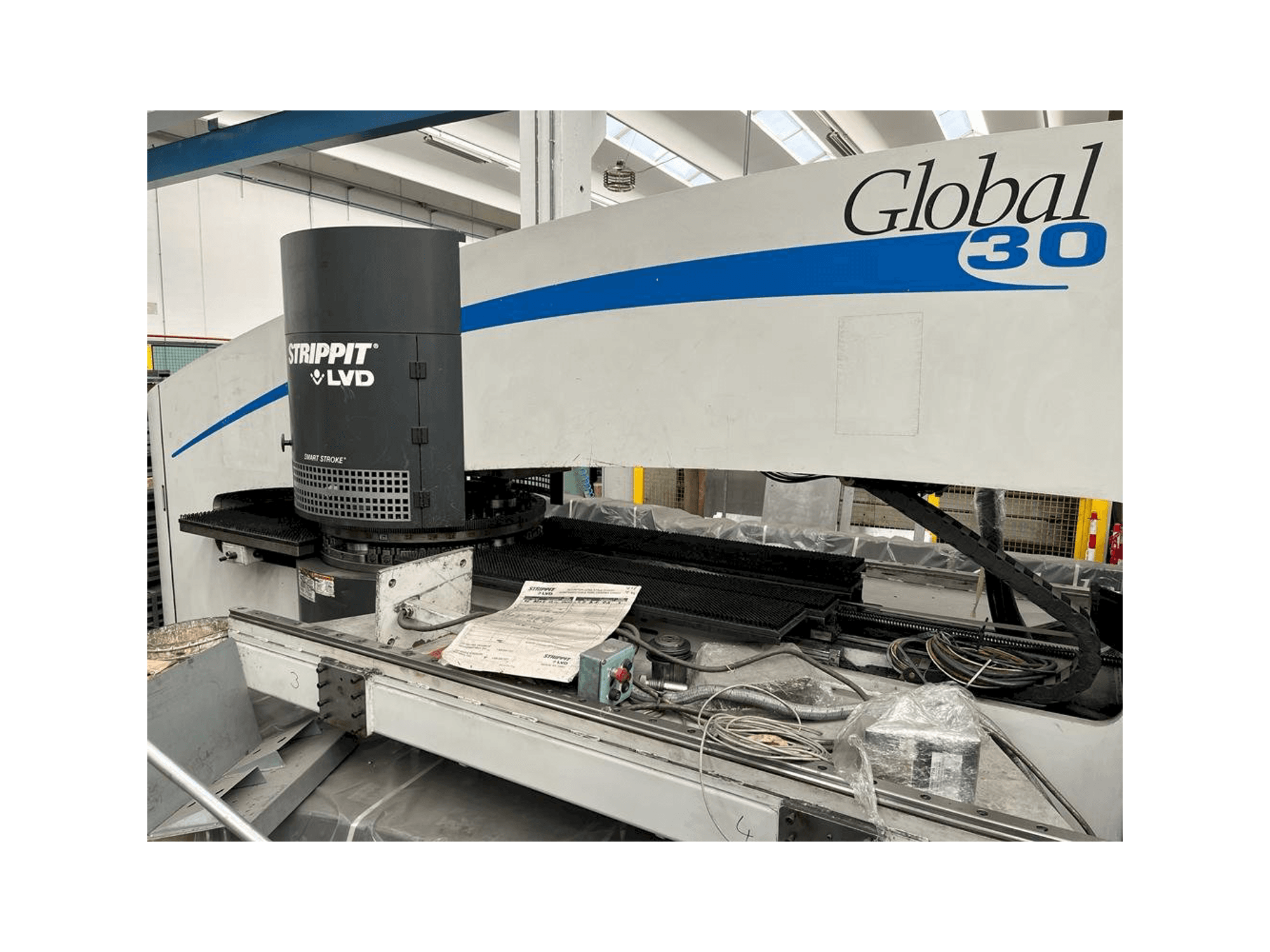 Vooraanzicht van LVD Strippit Global 30 1525 machine
