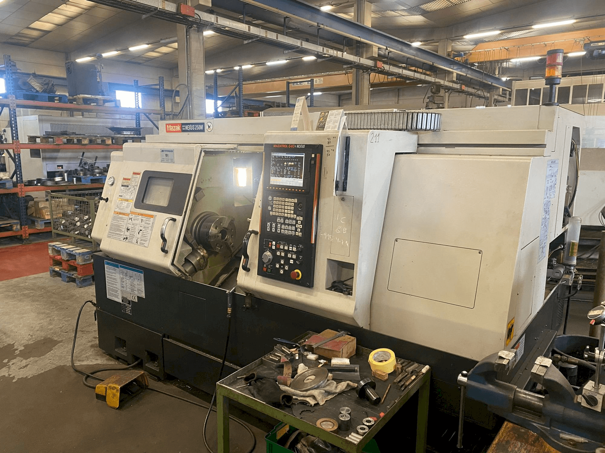 Vooraanzicht van Mazak QTN-250M machine