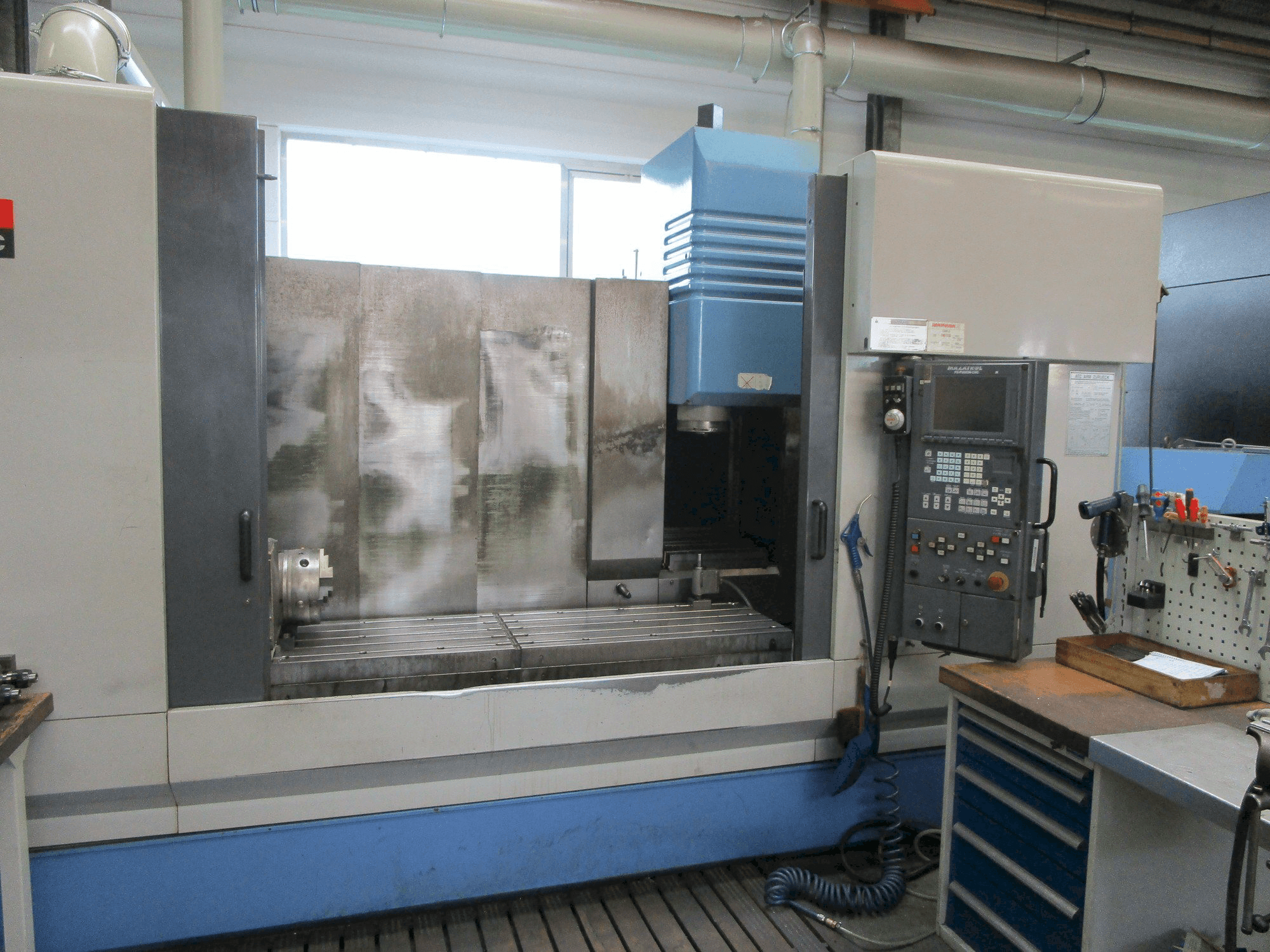 Vooraanzicht van Mazak VTC 200 C machine