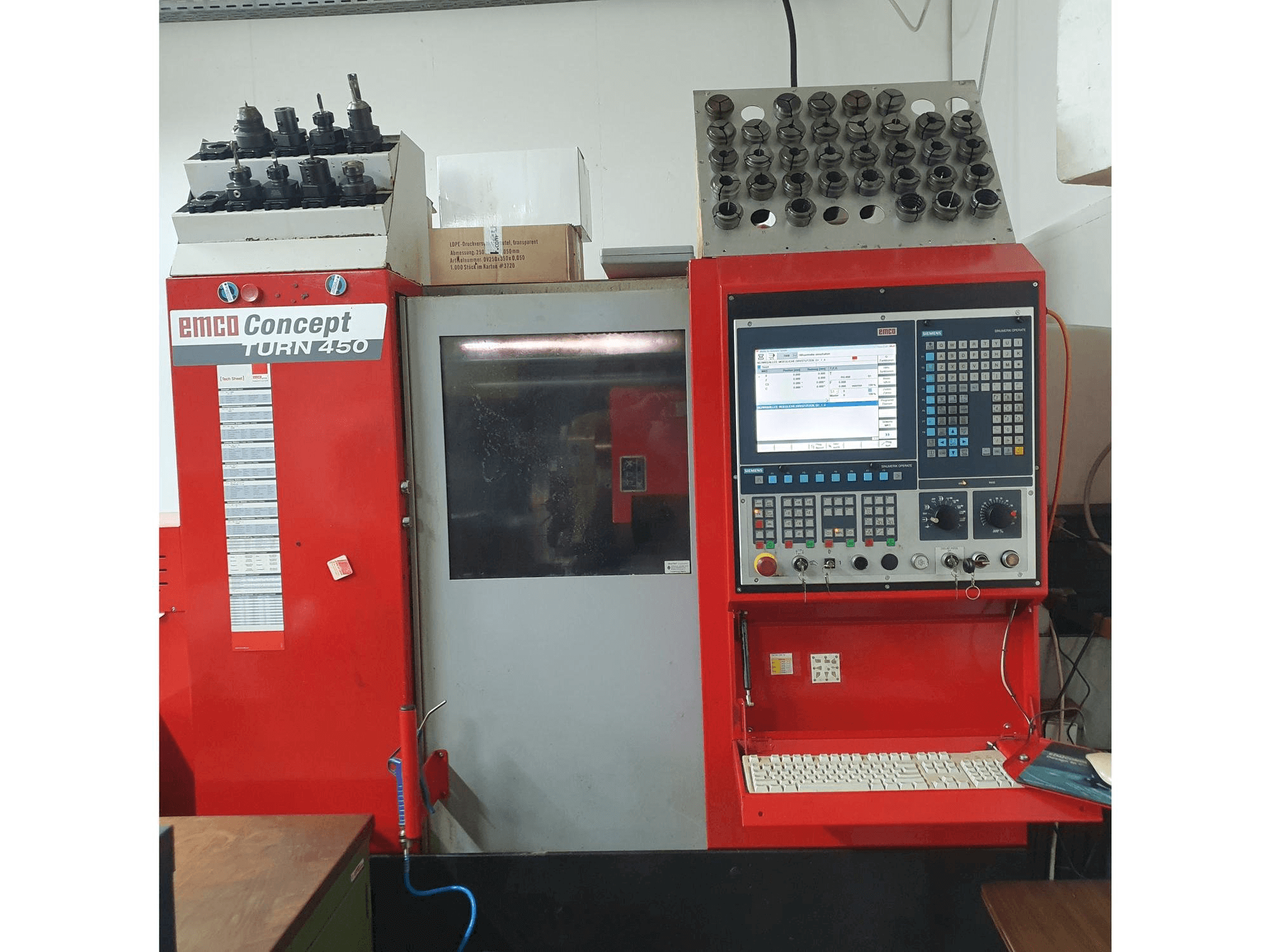 Vooraanzicht van EMCO Concept 450 machine