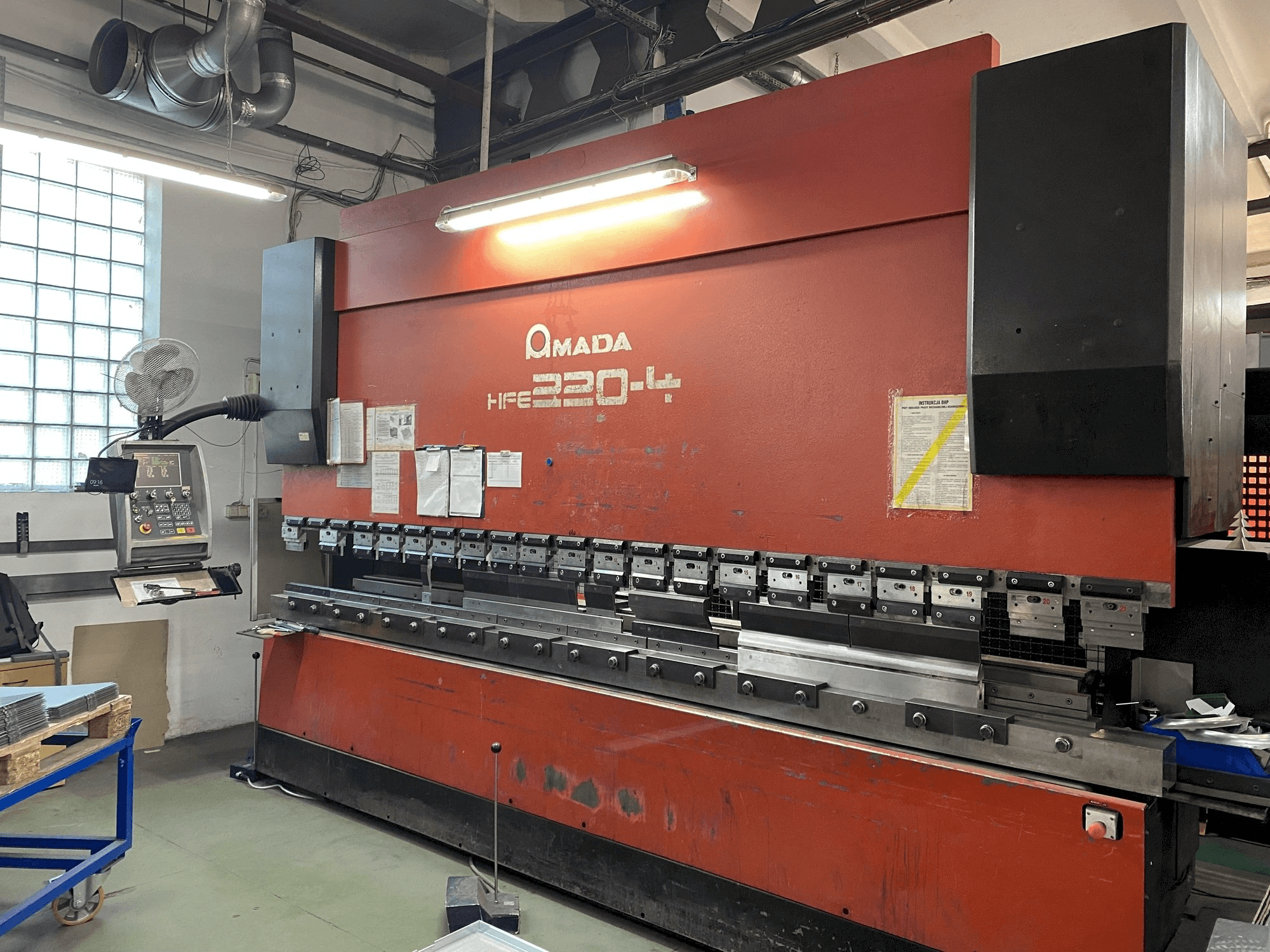 Vooraanzicht van AMADA HFE 220-4 machine