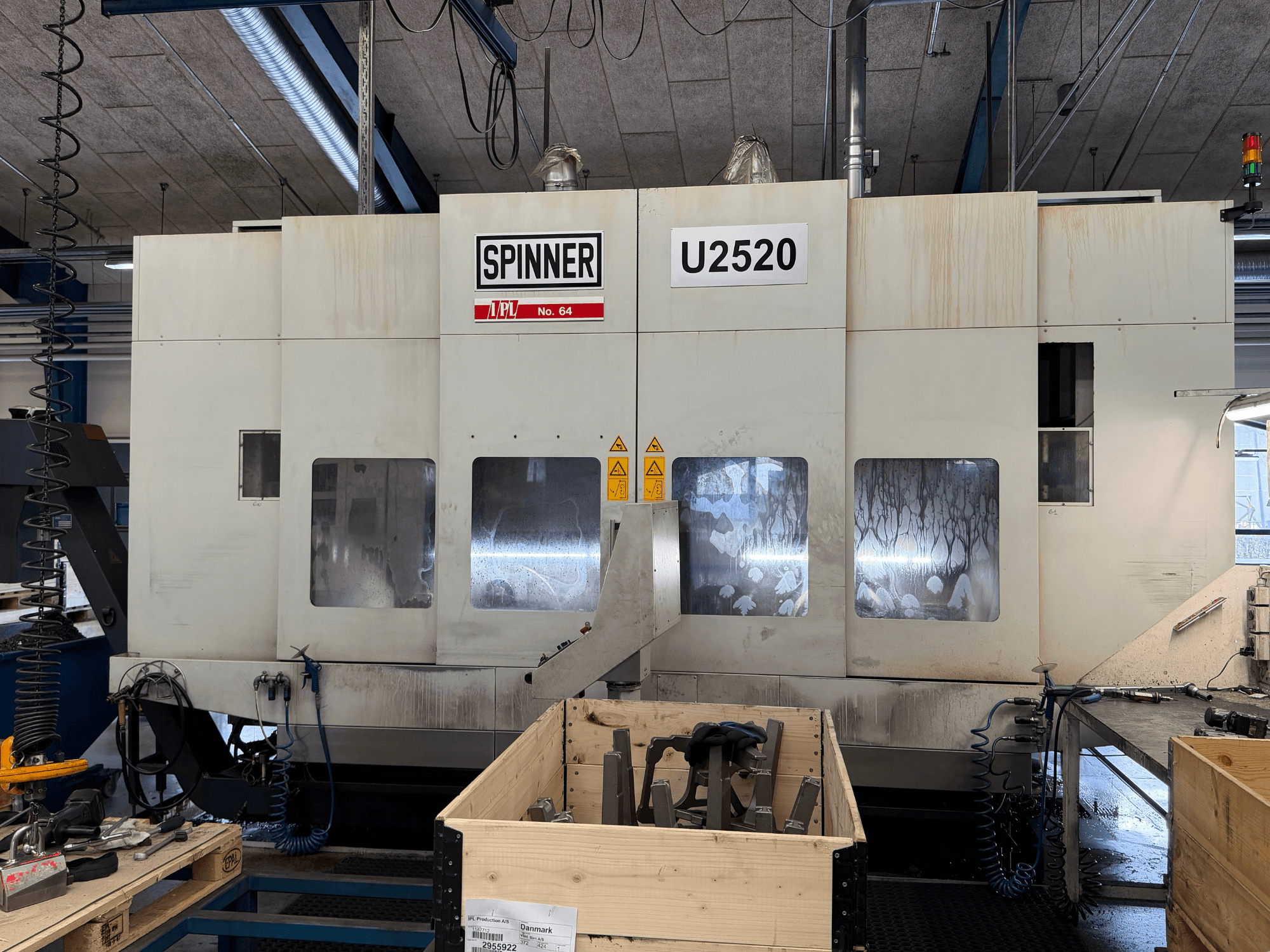 SPINNER U5-2520 verticaal bewerkingscentrum in een werkplaats, vooraanzicht, met bedieningspaneel en werkgebied met gereedschappen.