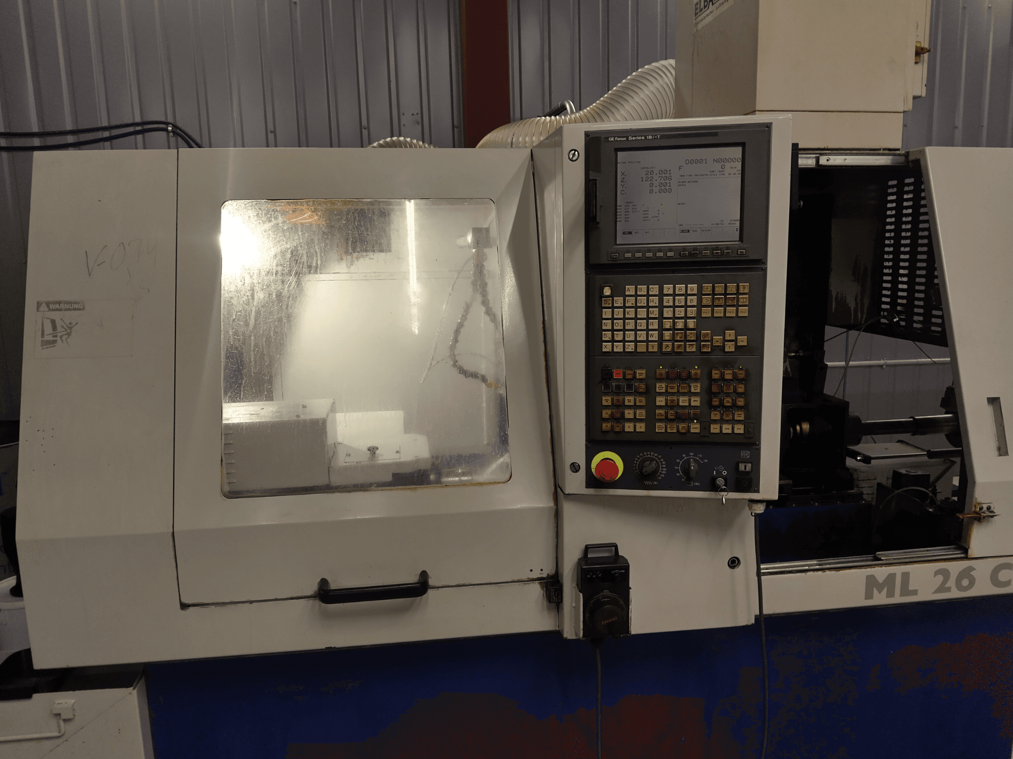 Maier ML 26 C1 Zwitserse draaimachine, vooraanzicht, met weergave van het bedieningspaneel en het bewerkingsgebied met doorzichtige beschermkap.