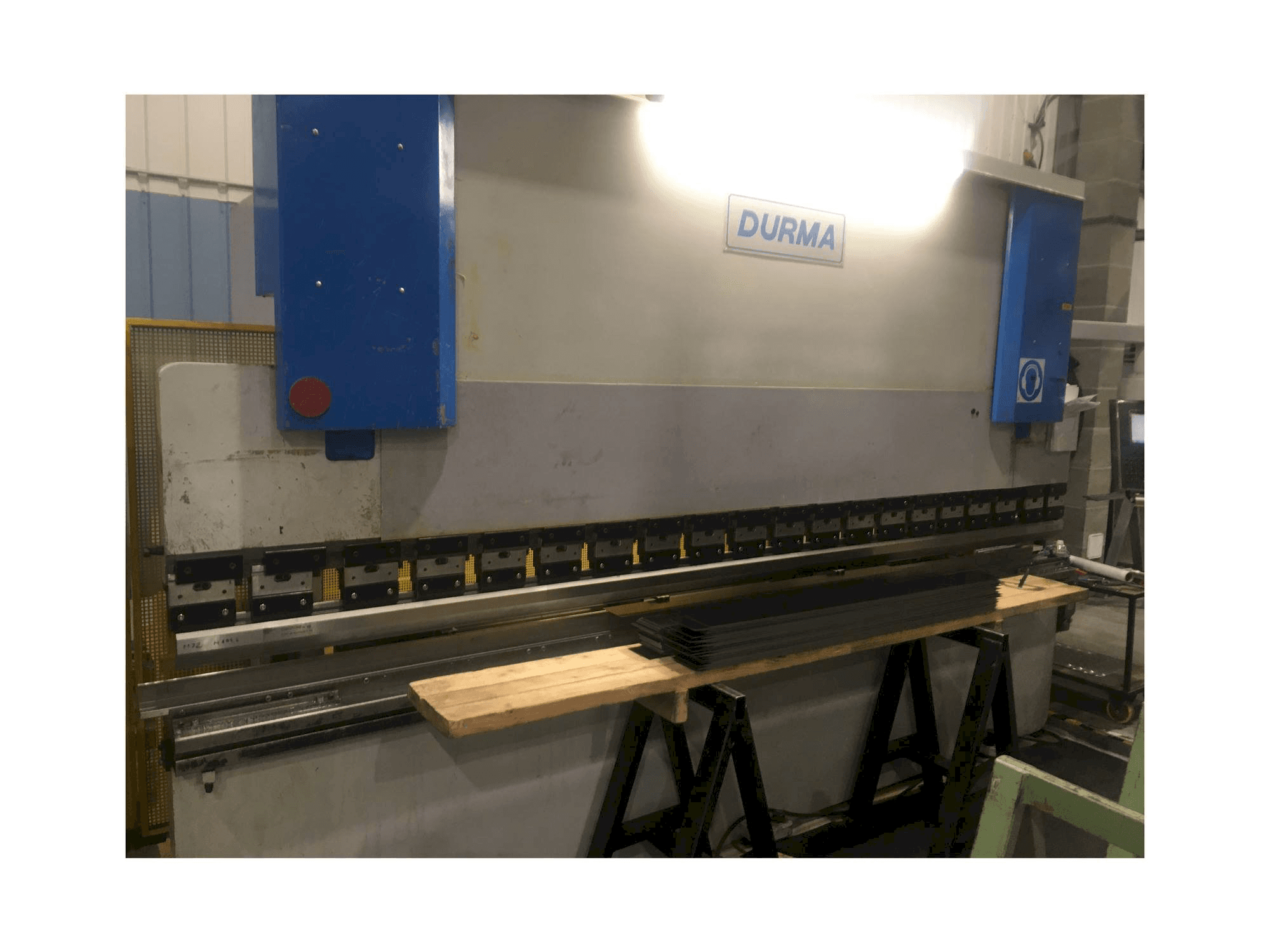 Vooraanzicht van Durma CNC HAP 40160 175-4000 machine