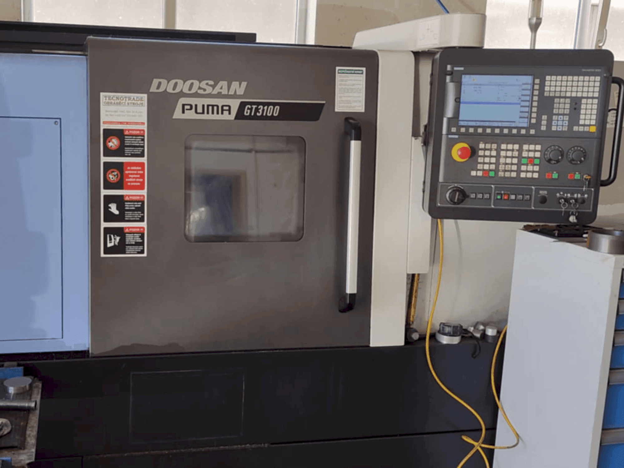 Vooraanzicht van DOOSAN Puma GT3100 machine