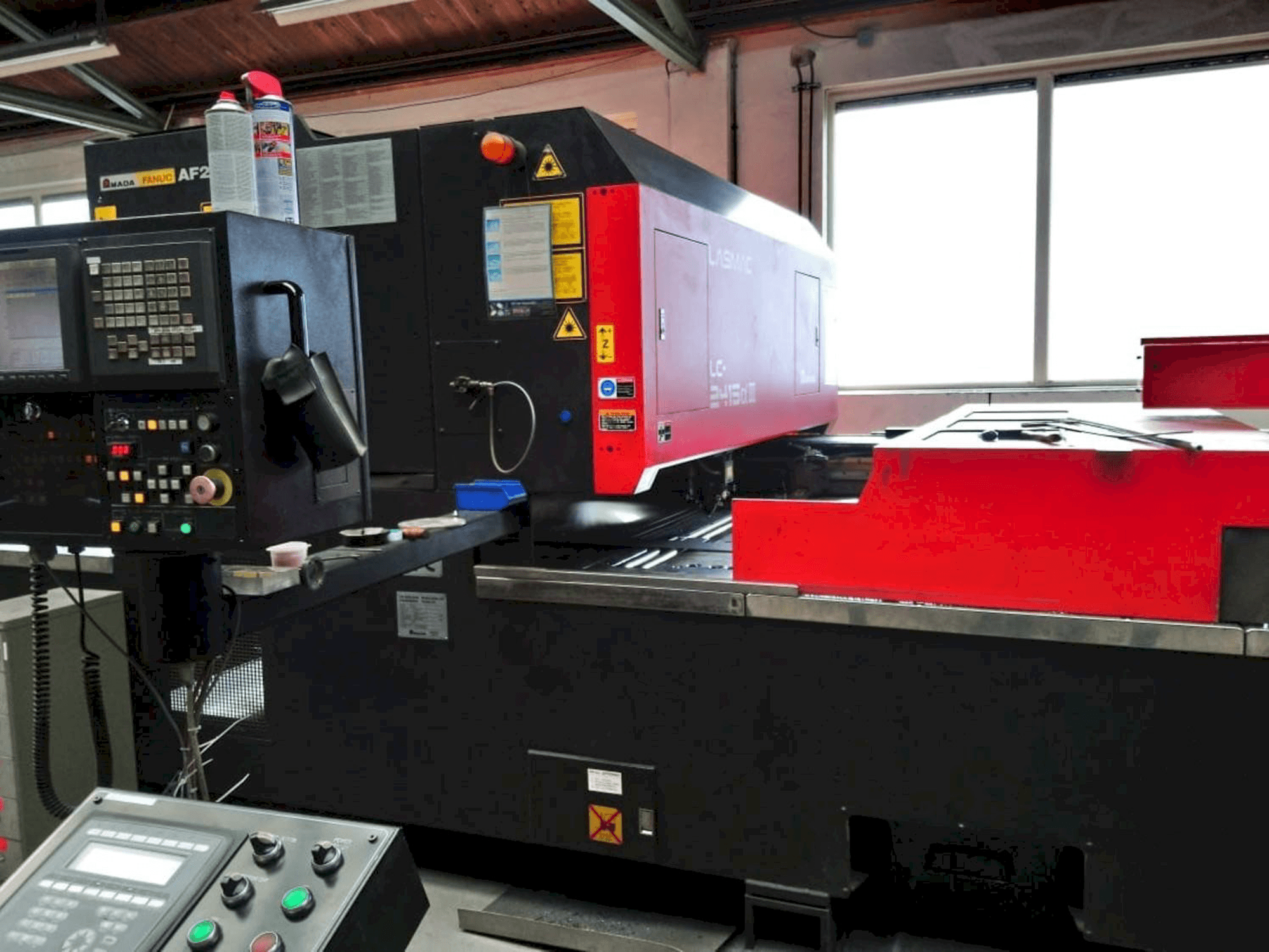 Vooraanzicht van AMADA LC2415 ALPHA III machine