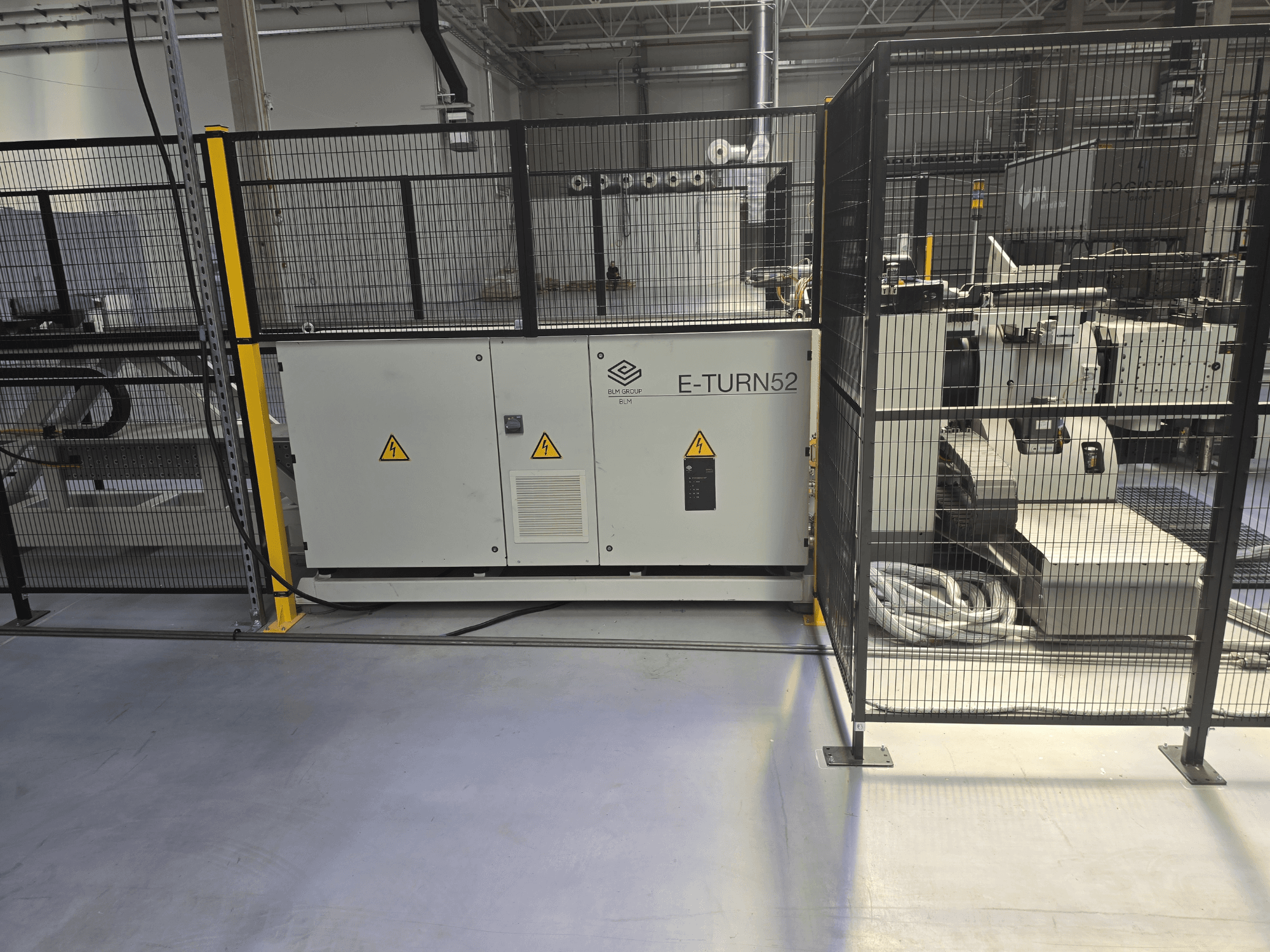BLM E-TURN 52B stans- en buigmachine in zijaanzicht, met veiligheidsafschermingen en goed zichtbare bedieningselementen.