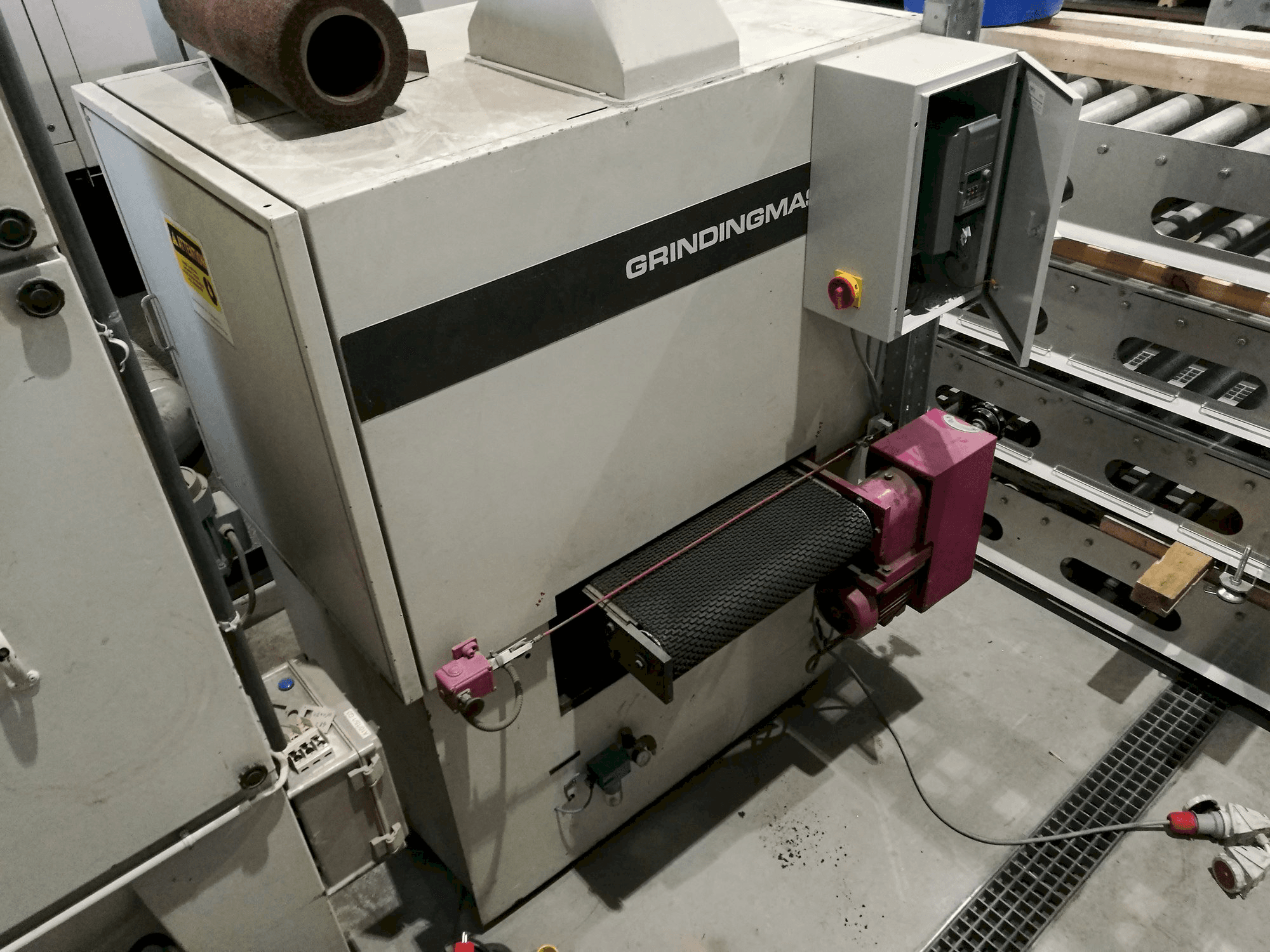 Links zicht van GRINDINGMASTER MCSB2-600 machine