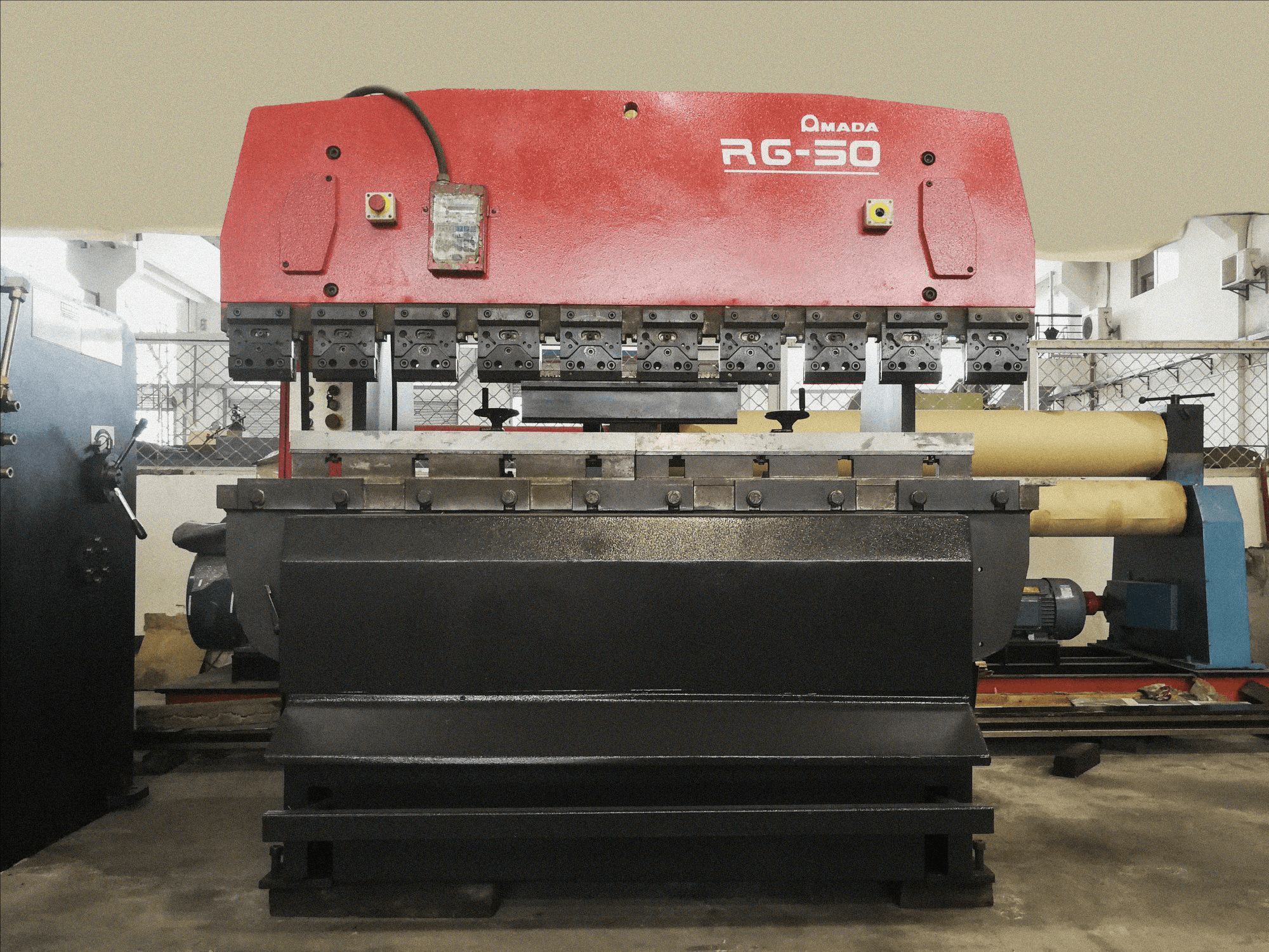 Vooraanzicht van AMADA RG-50 machine