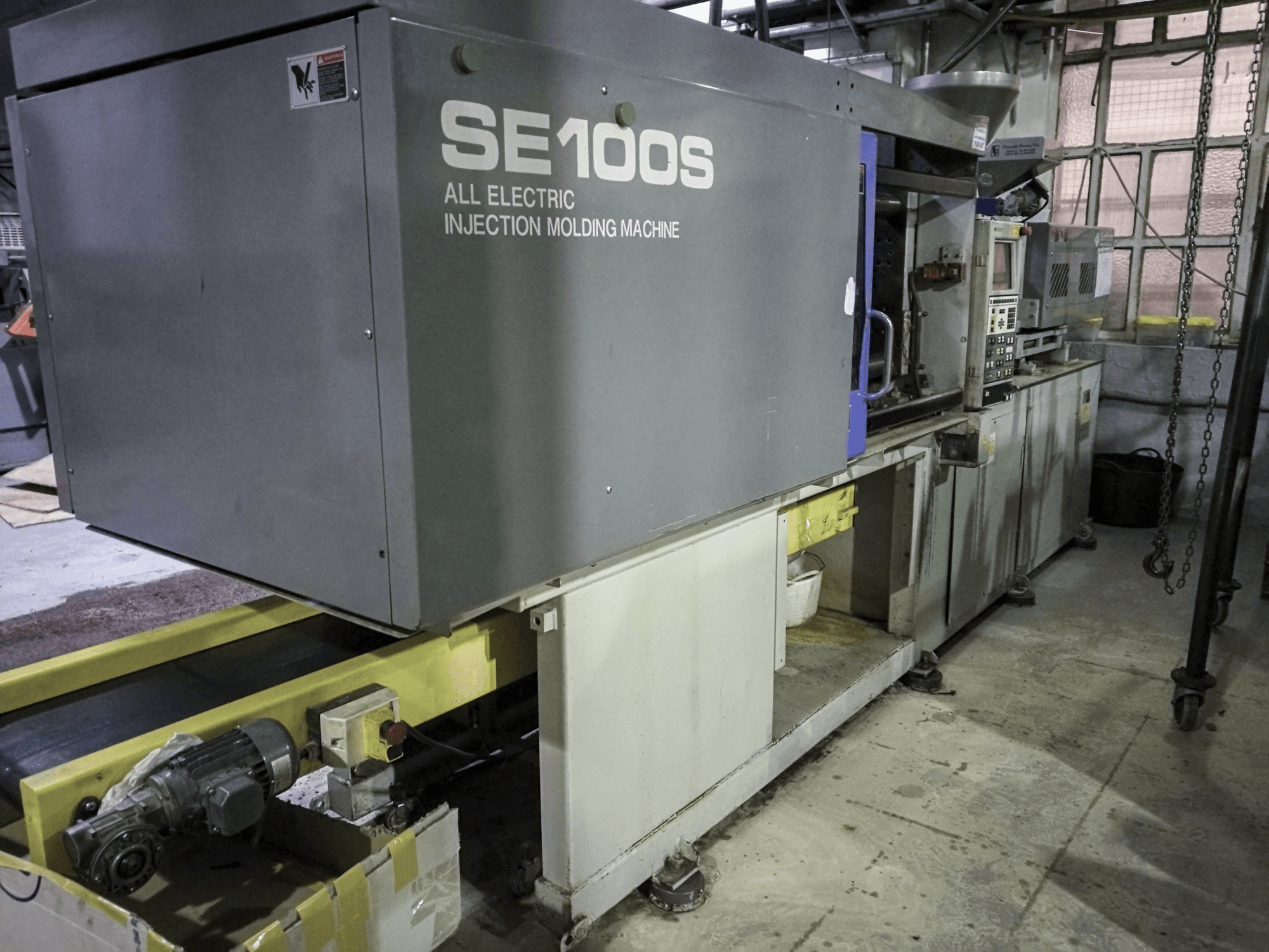 Links zicht van Sumitomo SE100S machine