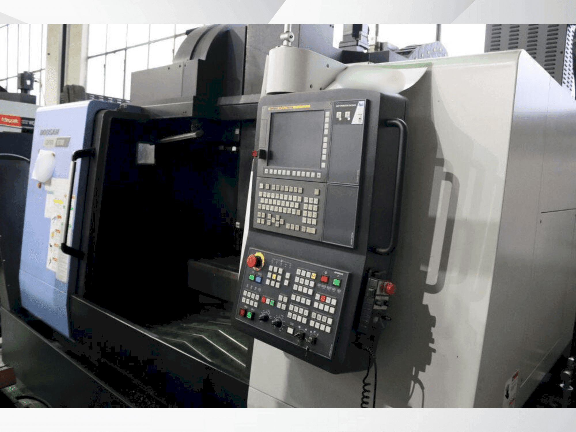 Vooraanzicht van DOOSAN DNM 6700 machine