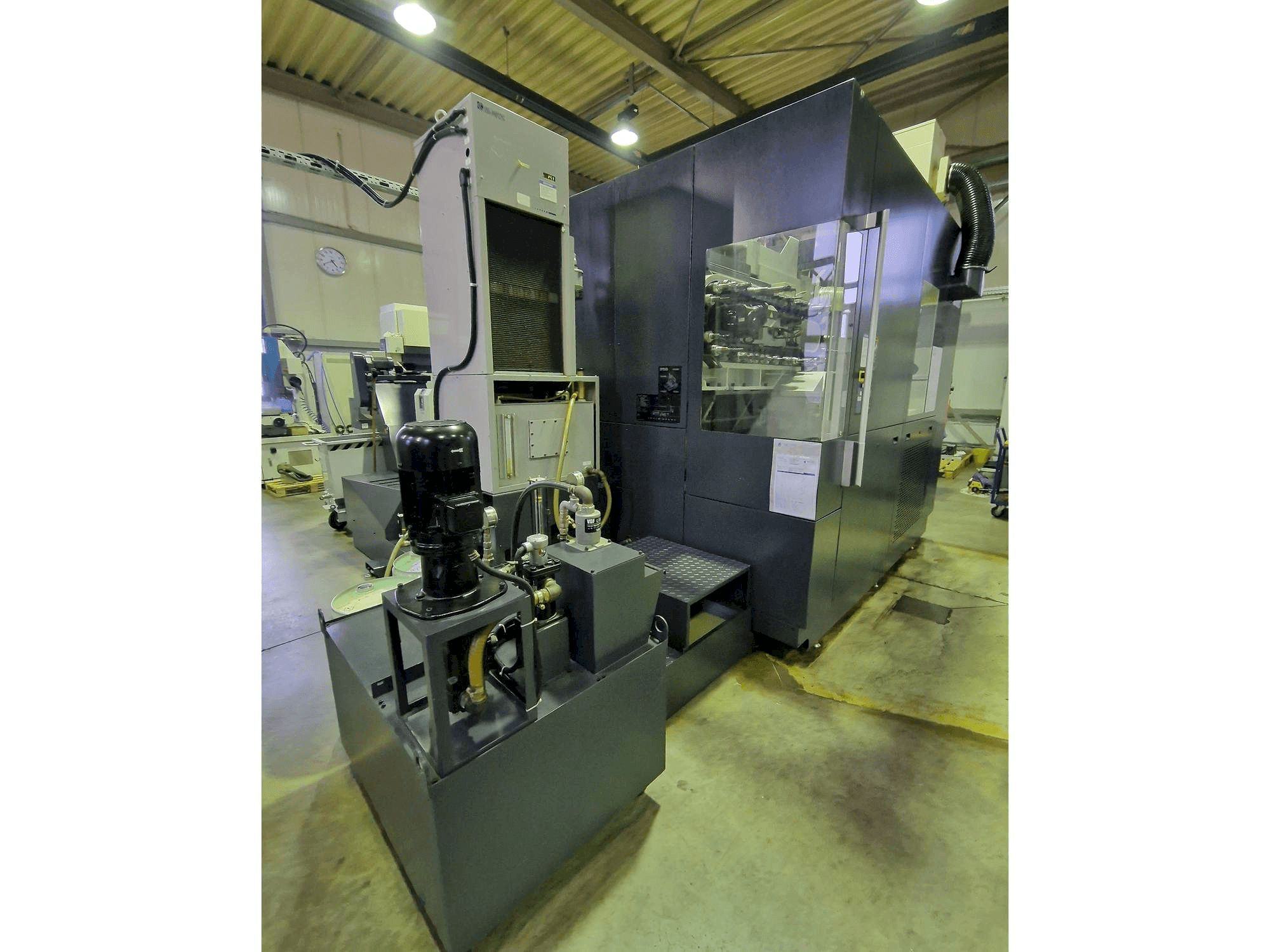 Vooraanzicht van Makino F9 machine