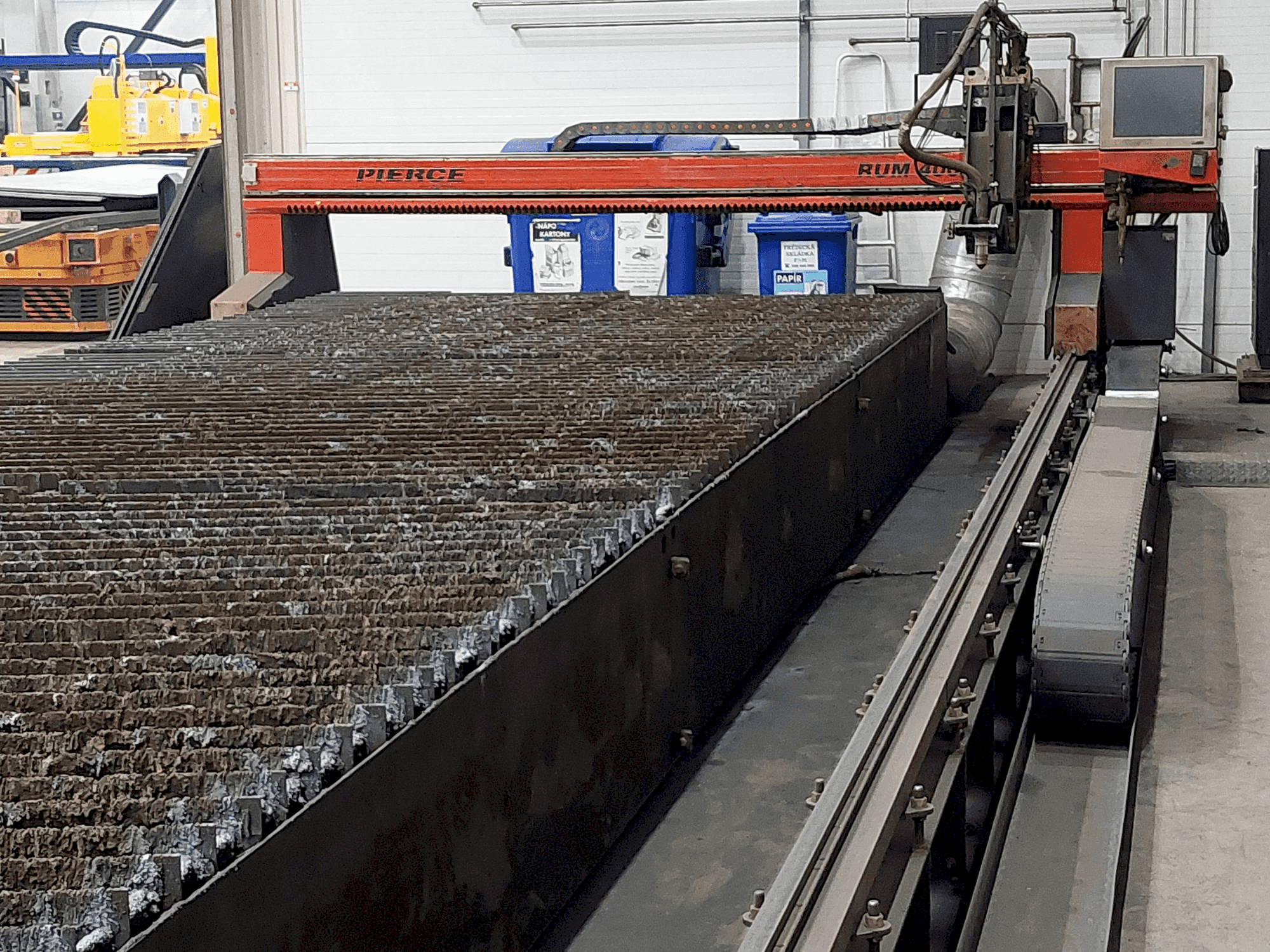 Vooraanzicht van PIERCE RUM 4000 GP machine