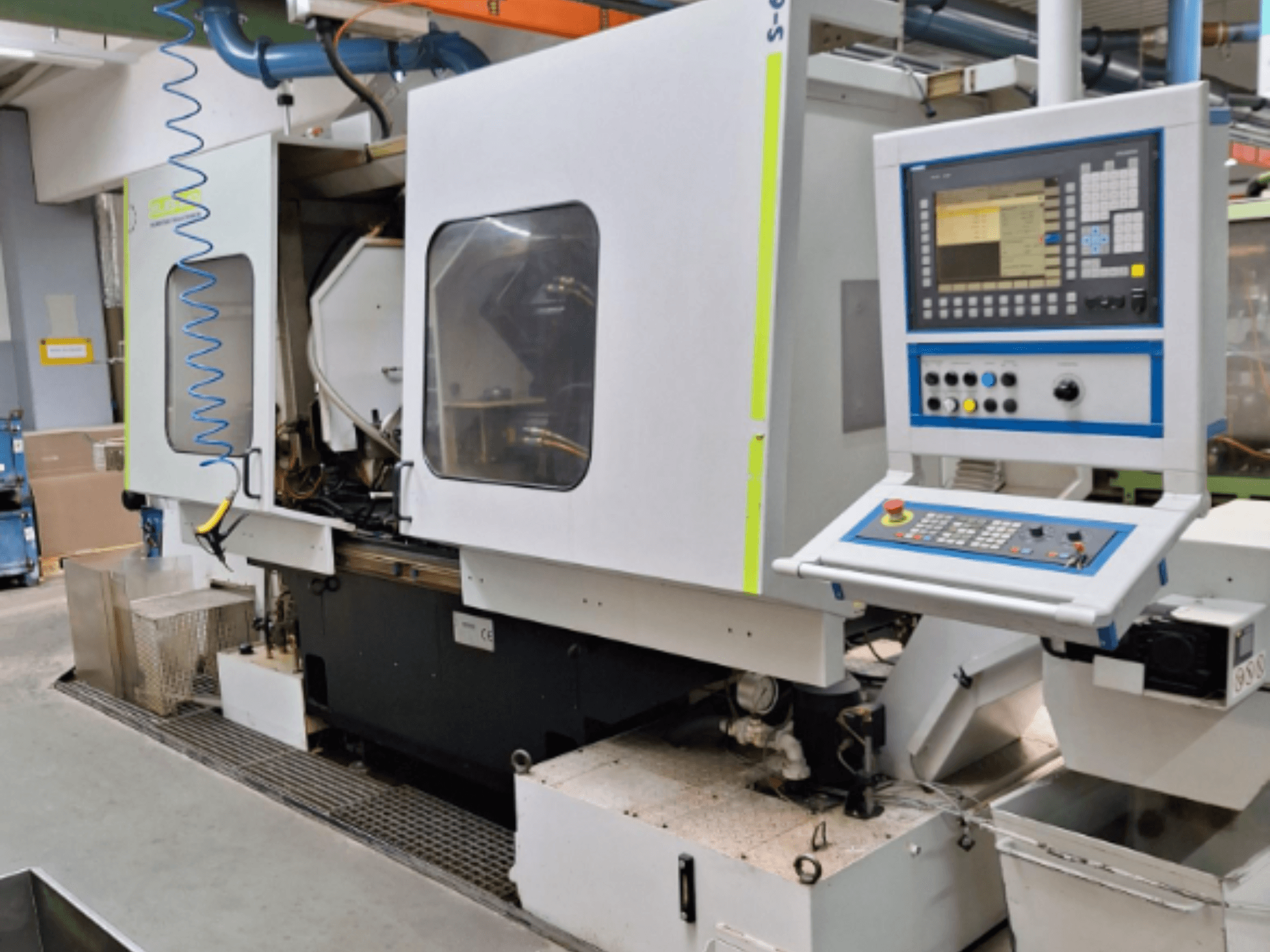 Industriële freesmachine met bedieningspaneel, zijaanzicht, met dubbele kamers en zichtbare pijpaansluitingen.