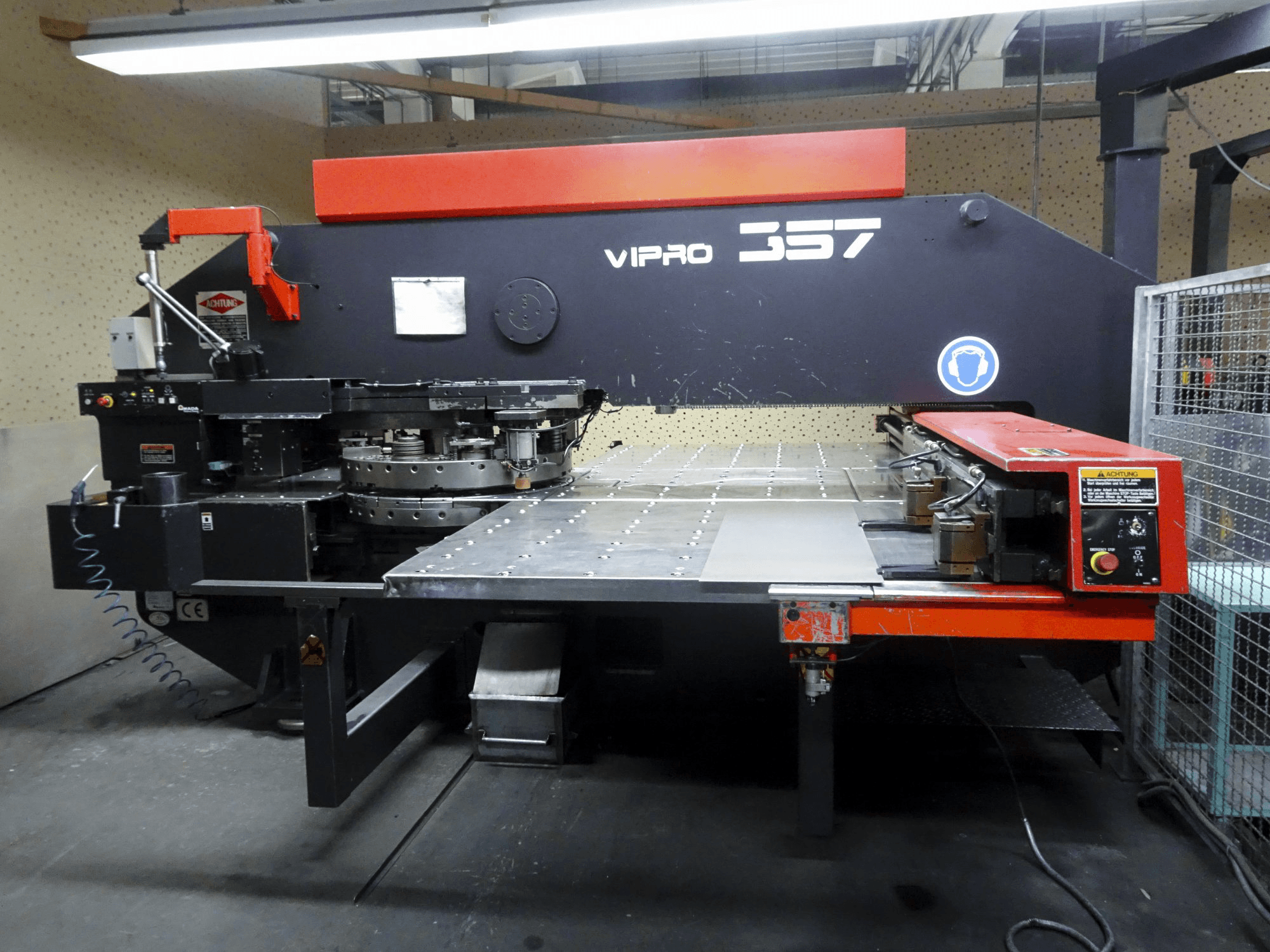 Vooraanzicht van AMADA Vipros 357 machine