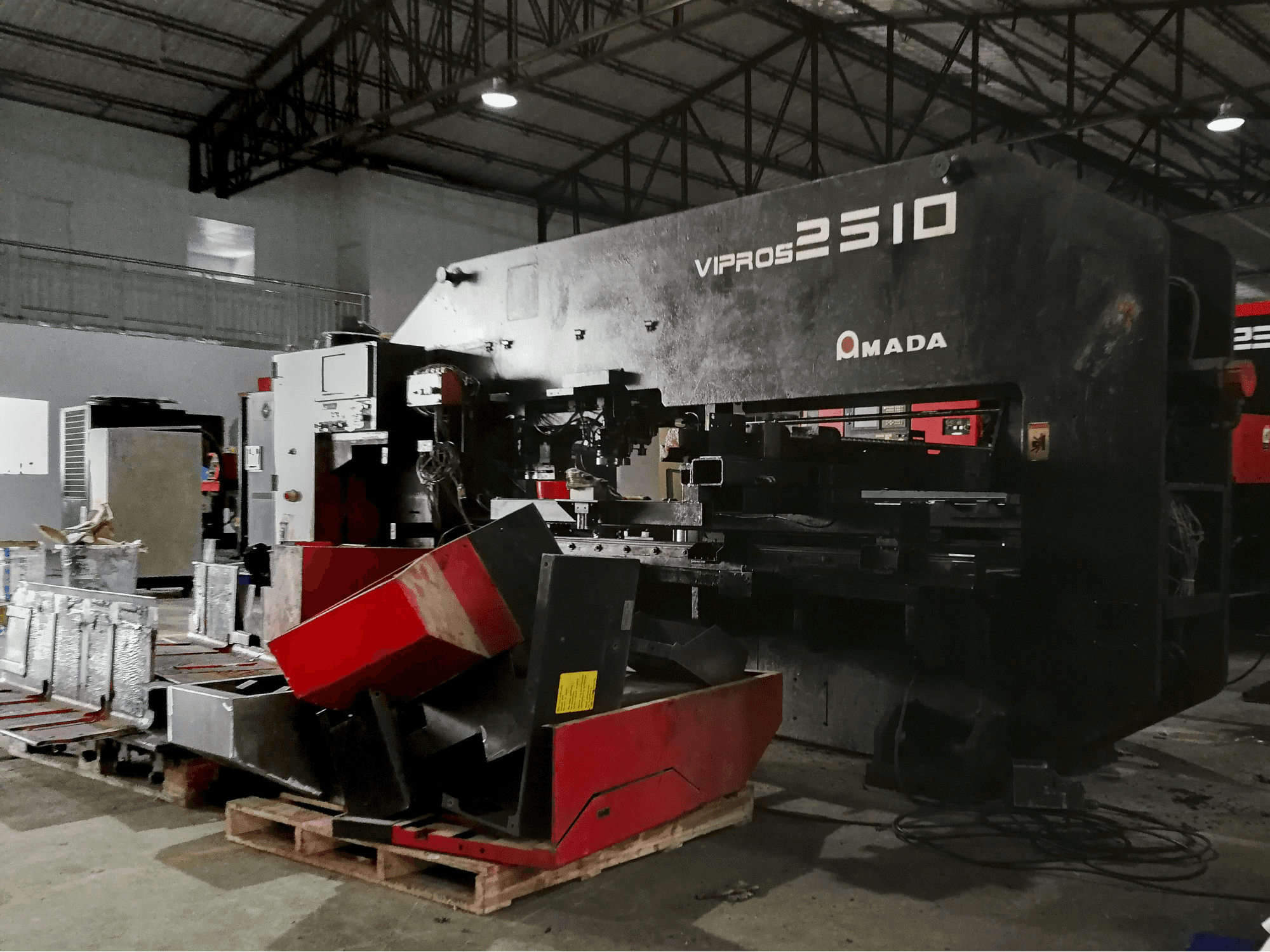 Recht aanzicht van AMADA Vipros 2510 machine