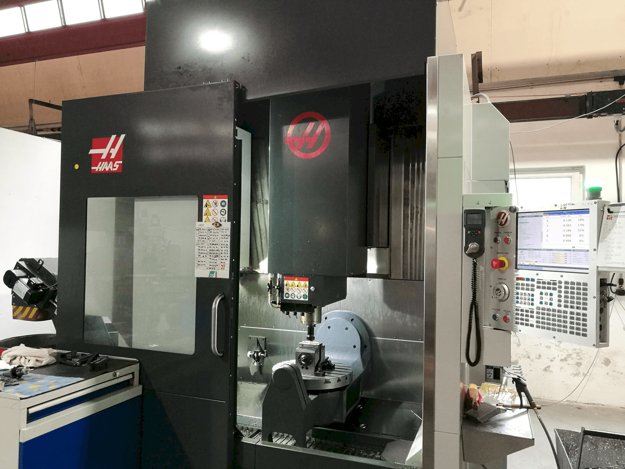 Linkerzijdeaanzicht van HAAS UMC - 750 machine