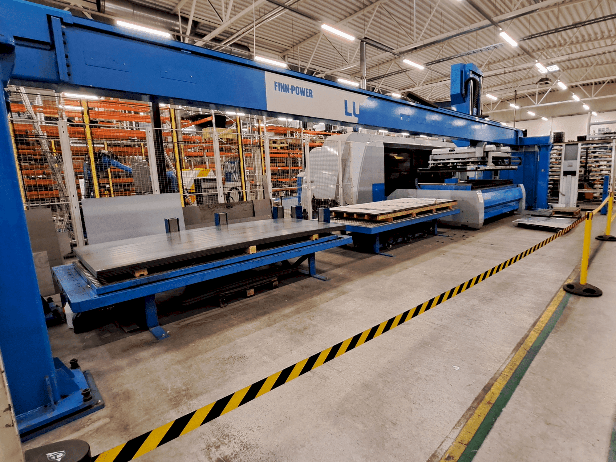 Vooraanzicht van Finn-Power L6 laser + LU3000 machine