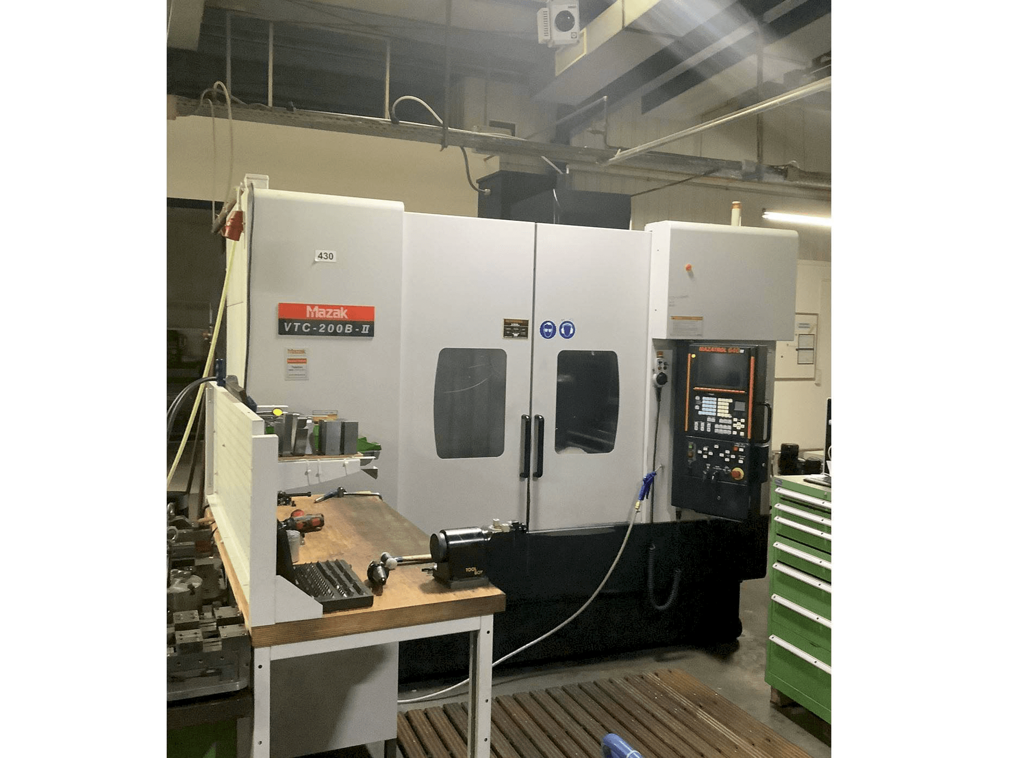 Vooraanzicht van Mazak VTC-200B-II machine